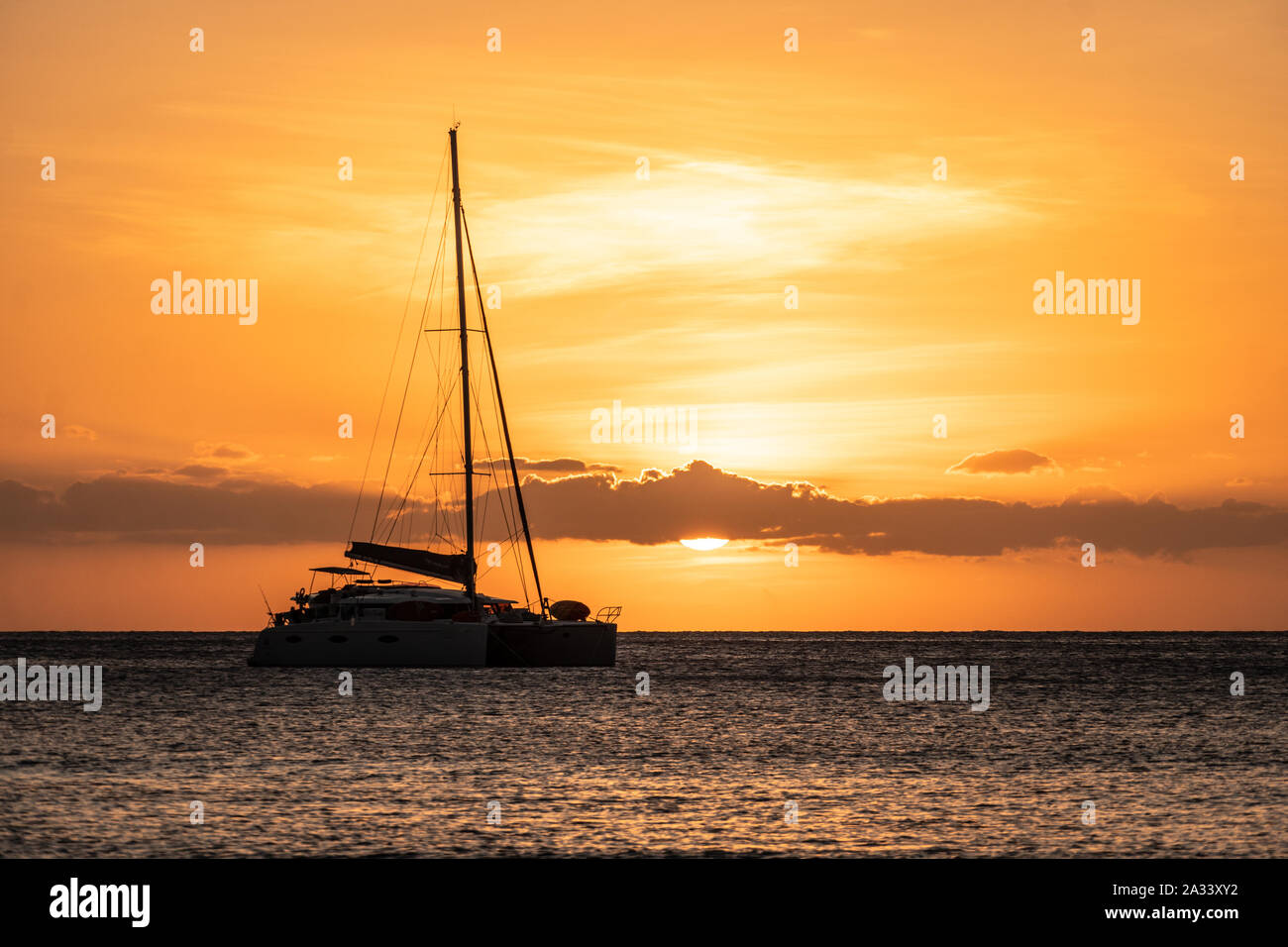 Coucher de soleil sur un catamaran voilier au large de l'île Yasawa à Fidji, dans l'océan pacifique Banque D'Images