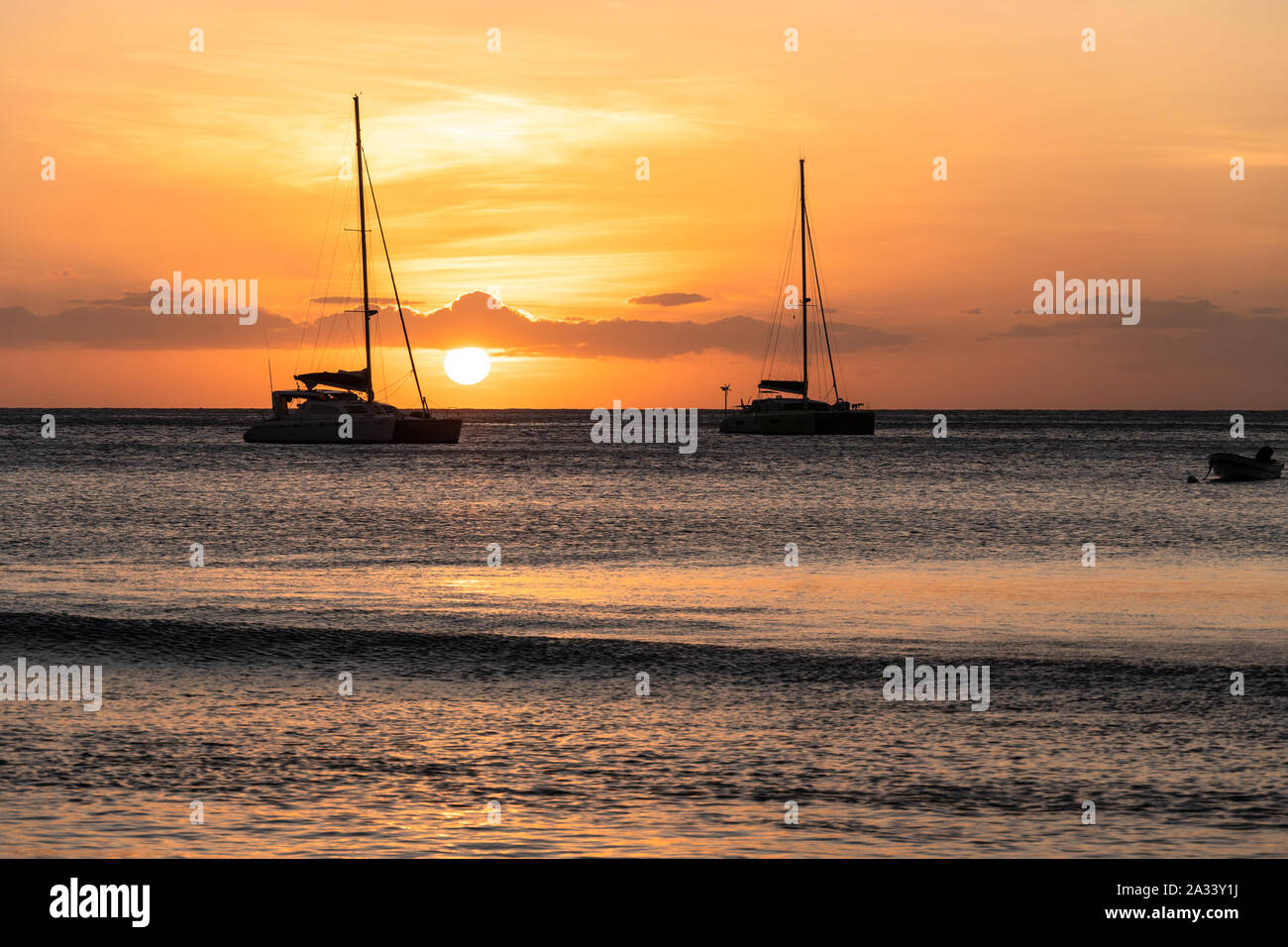Coucher de soleil sur le voilier catamaran deux Yasawa island dans les îles Fidji, dans l'océan pacifique Banque D'Images