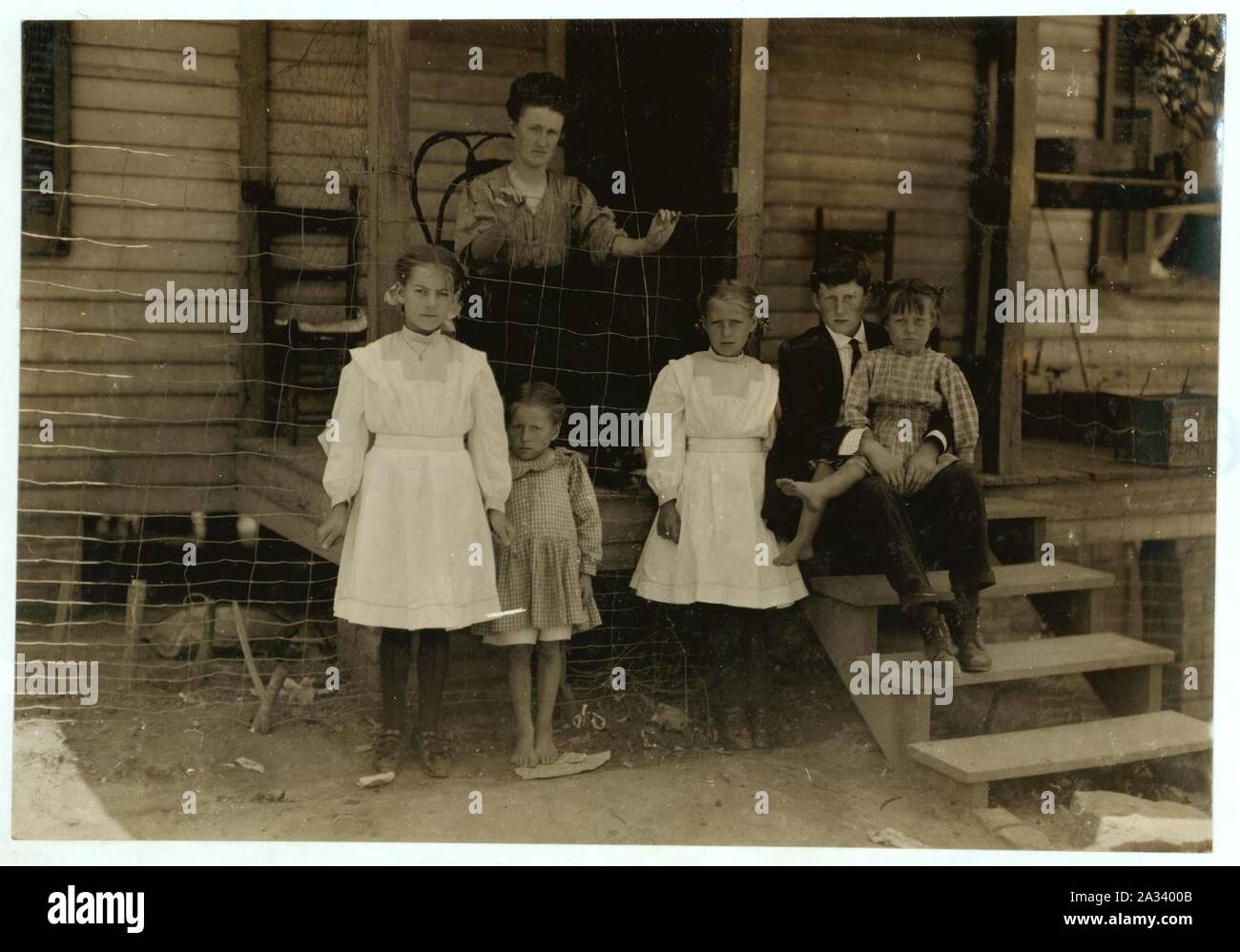 Famille d'A.P. L'aide de Stata (il est à l'église). Père, Fils et deux grandes filles dans photo travail à Washington les usines de coton, frites, en Virginie le petit spinner sur la gauche de la photo a travaillé trois Banque D'Images