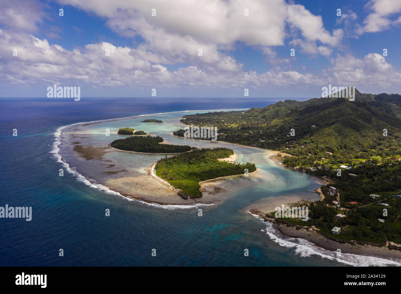Superbe vue aérienne de la plage et du lagon de Muri, un célèbre lieu de villégiature dans le île de Rarotonga dans les îles Cook dans le Pacifique Banque D'Images