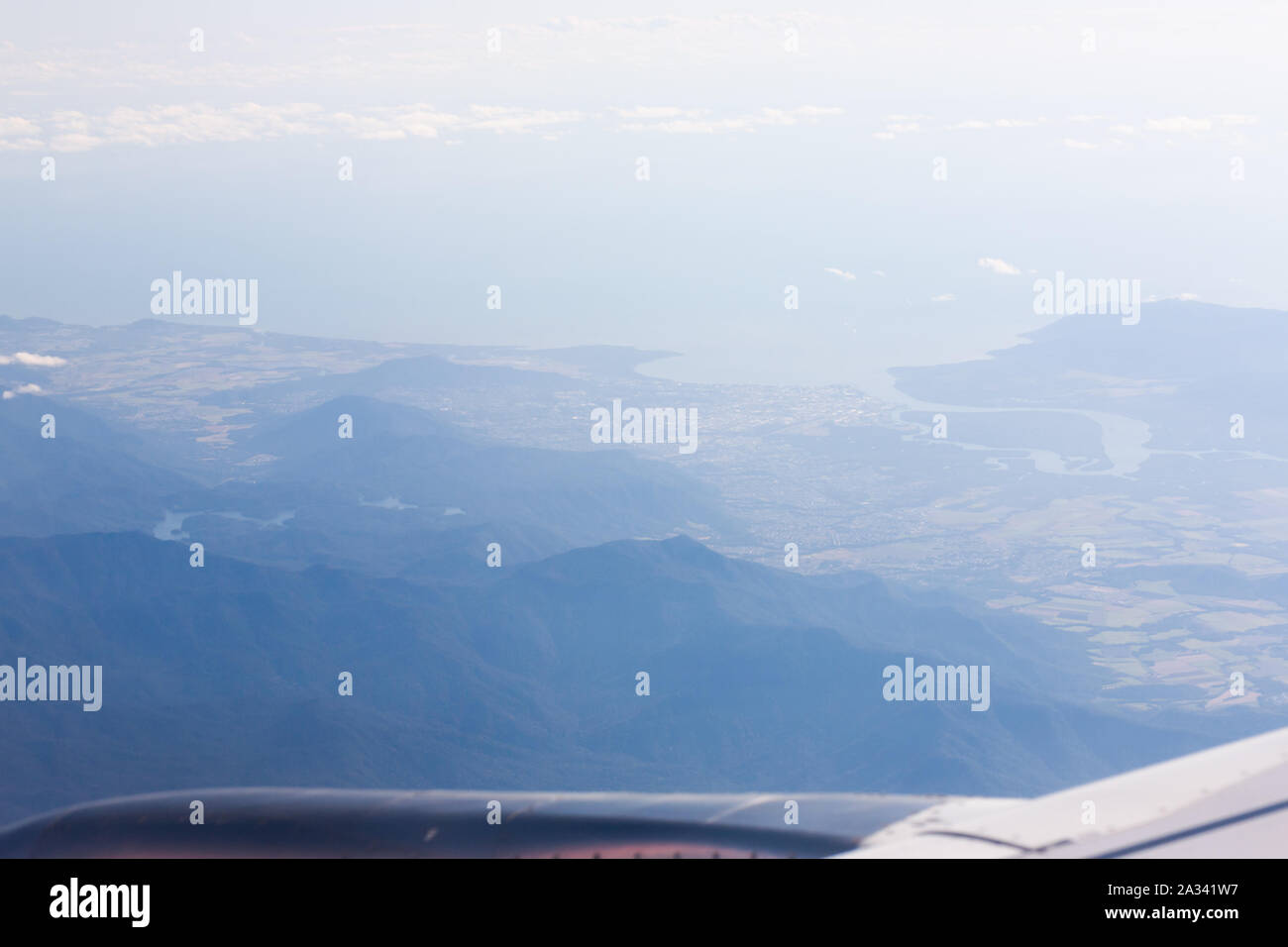 La côte nord du Queensland à l'encontre de la mer de corail en matin radieux soleil avec un voile atmosphérique. Banque D'Images