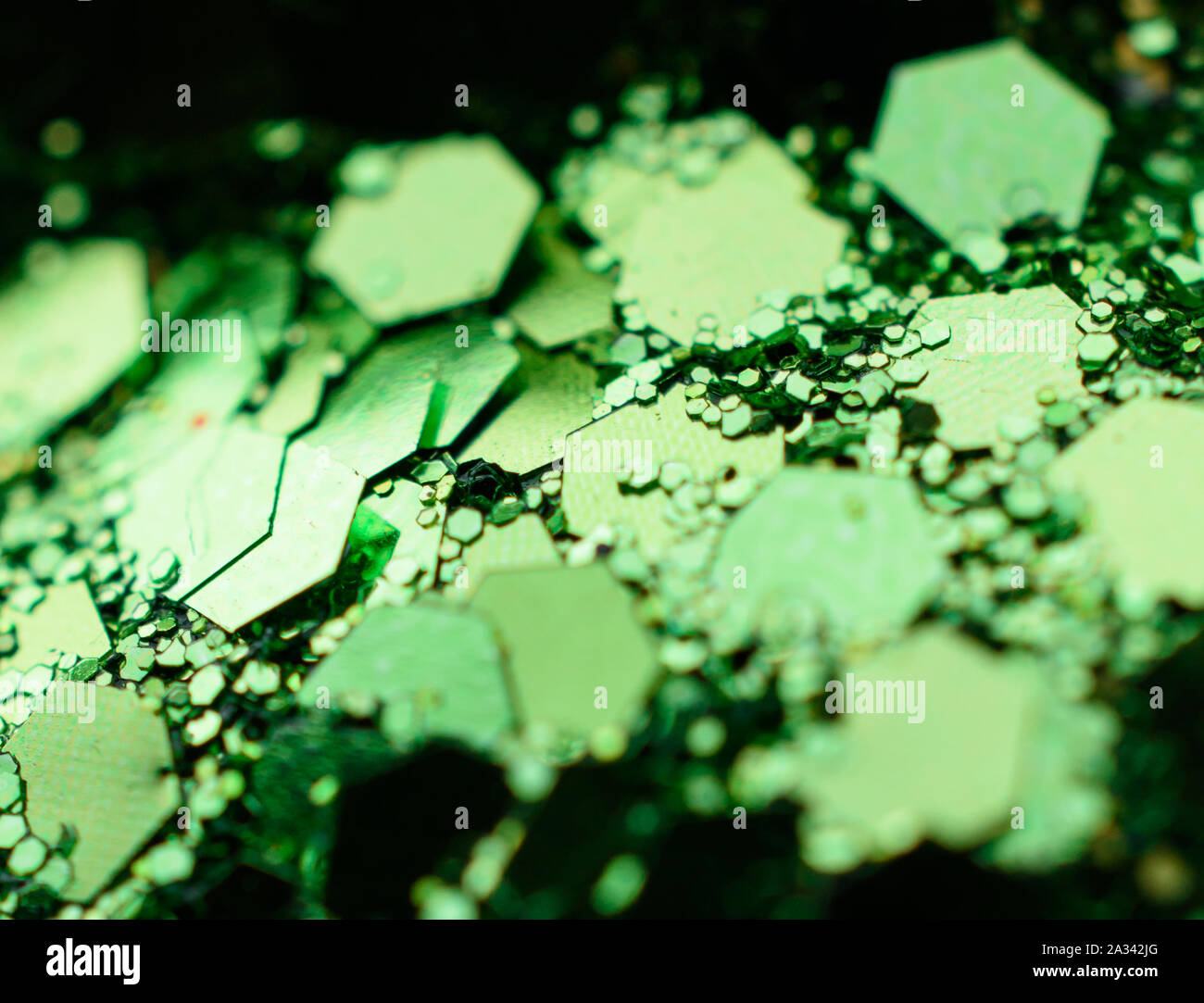 Gros plan du brillant vert émeraude paillettes et Glitter présentant des formes géométriques Cool Banque D'Images