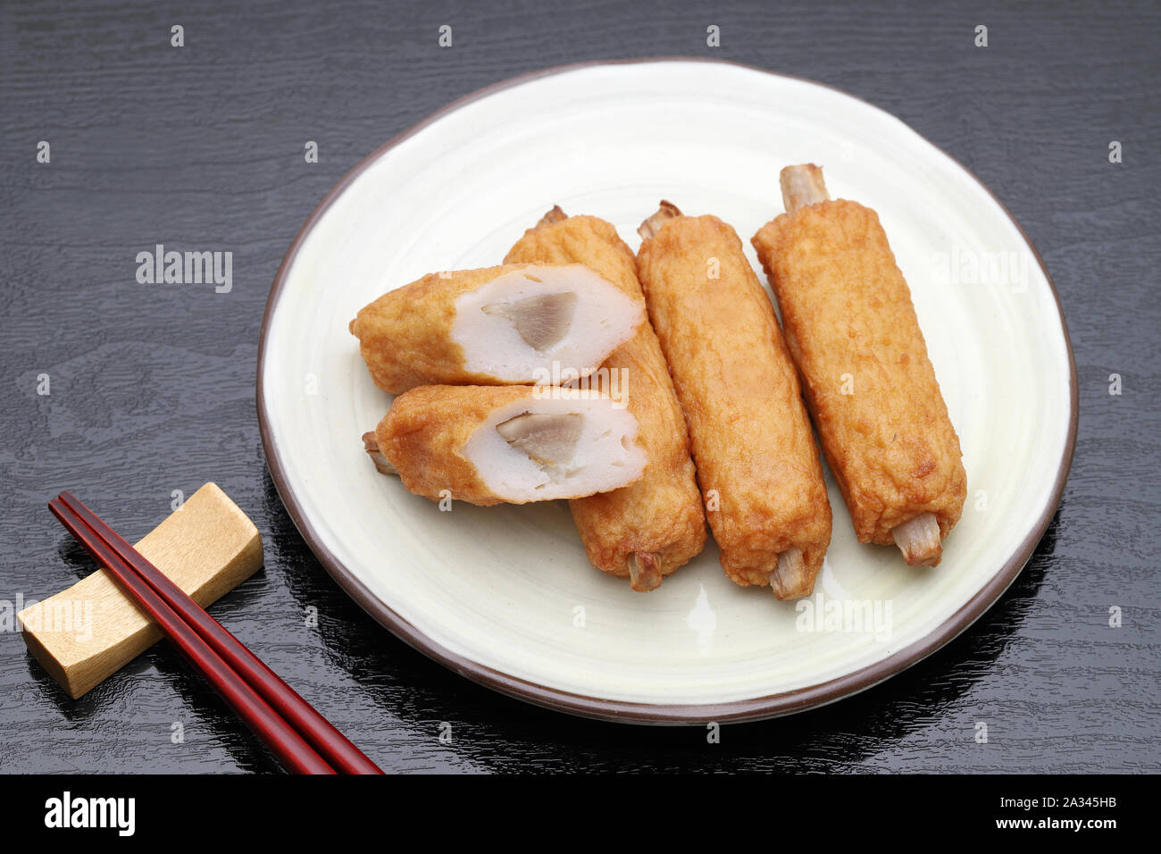 La nourriture japonaise, kamaboko Gobo sur lave Banque D'Images