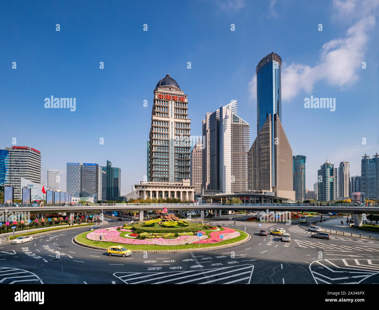 1 décembre 2018 : Shanghai, Chine - Business rond-point dans le district de Pudong de Shanghai avec entourant les bâtiments de grande hauteur. Banque D'Images