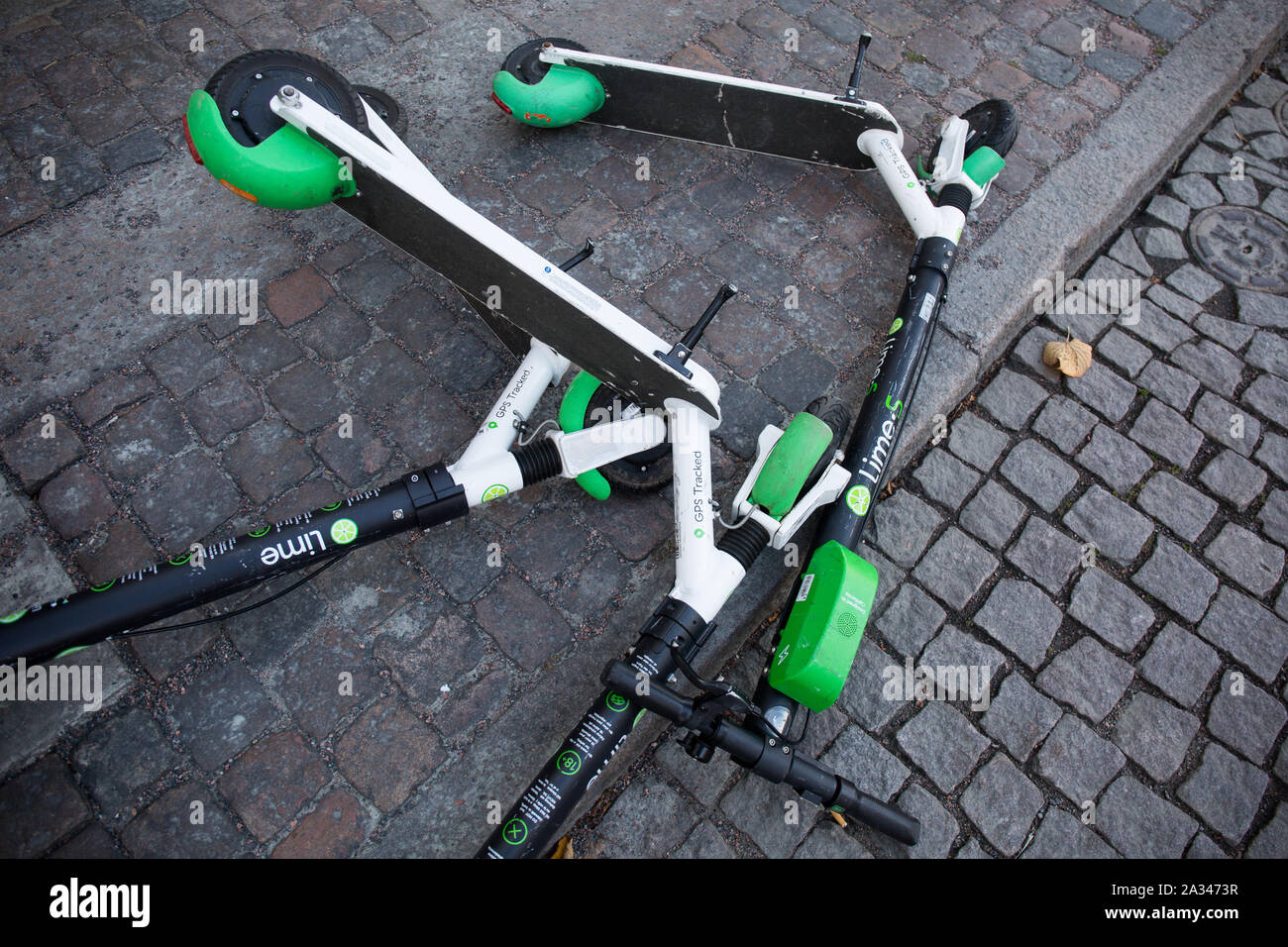 Les scooters électriques de chaux vu sur un trottoir de Göteborg. Banque D'Images