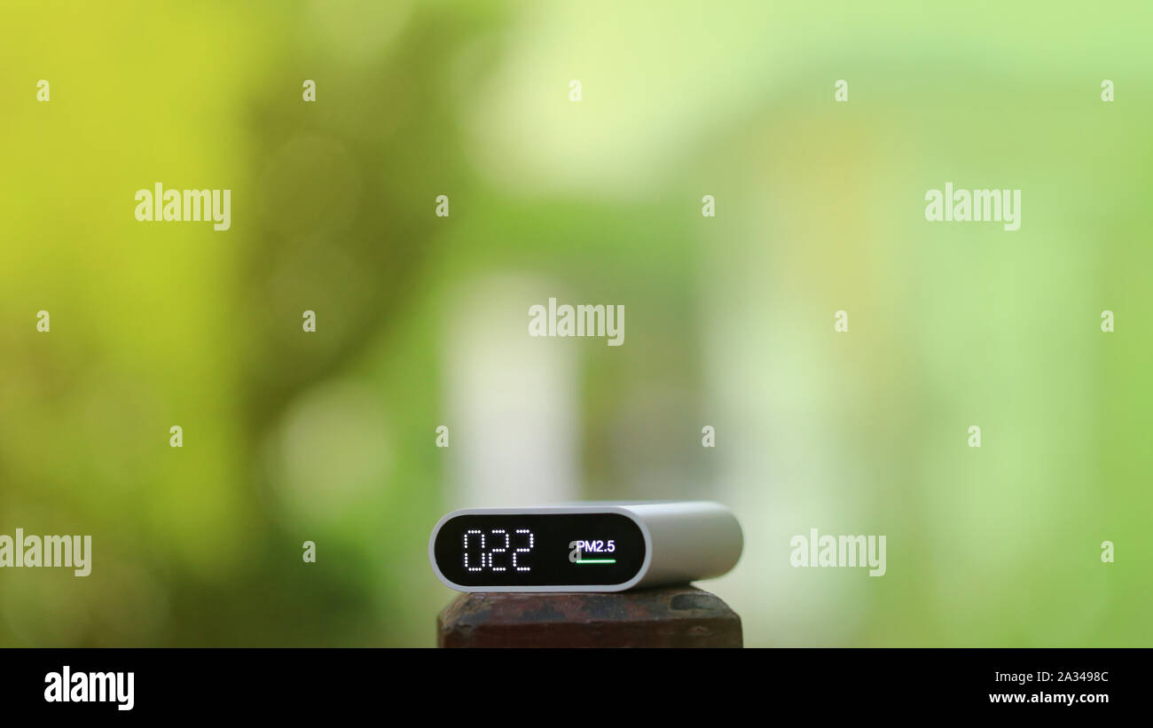 Grande qualité de l'air. Les particules PM2,5 capteur détecté presque pas de minuscules poussières nocives dans l'air. bonne qualité de l'air dans le jardin. Banque D'Images