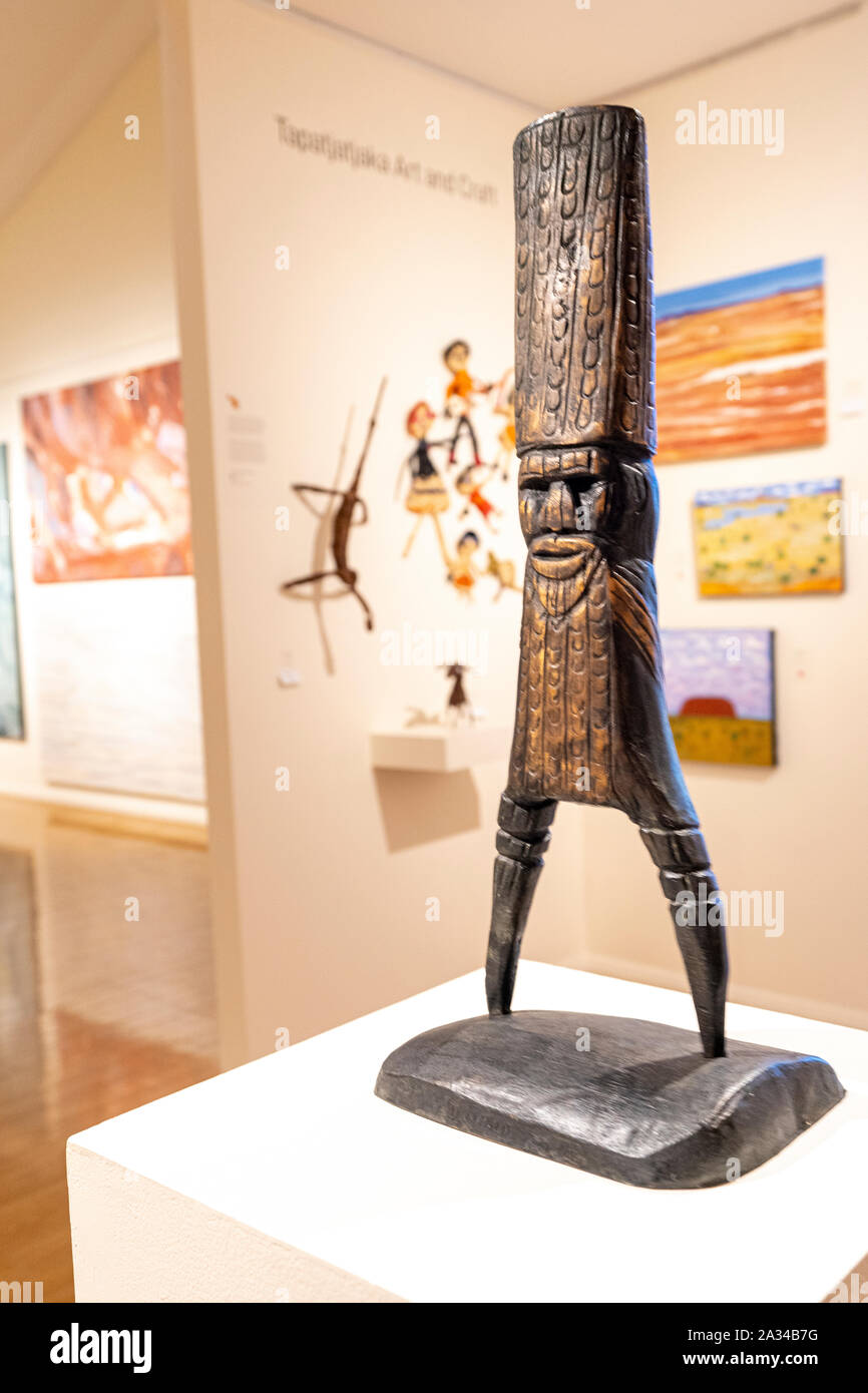 L'art autochtone de l'afficheur pendant le festival annuel d'art Mob 2019 'Desert'.Desert Mob est un rassemblement unique d'artistes et les œuvres dans la région de Alice Springs. Banque D'Images