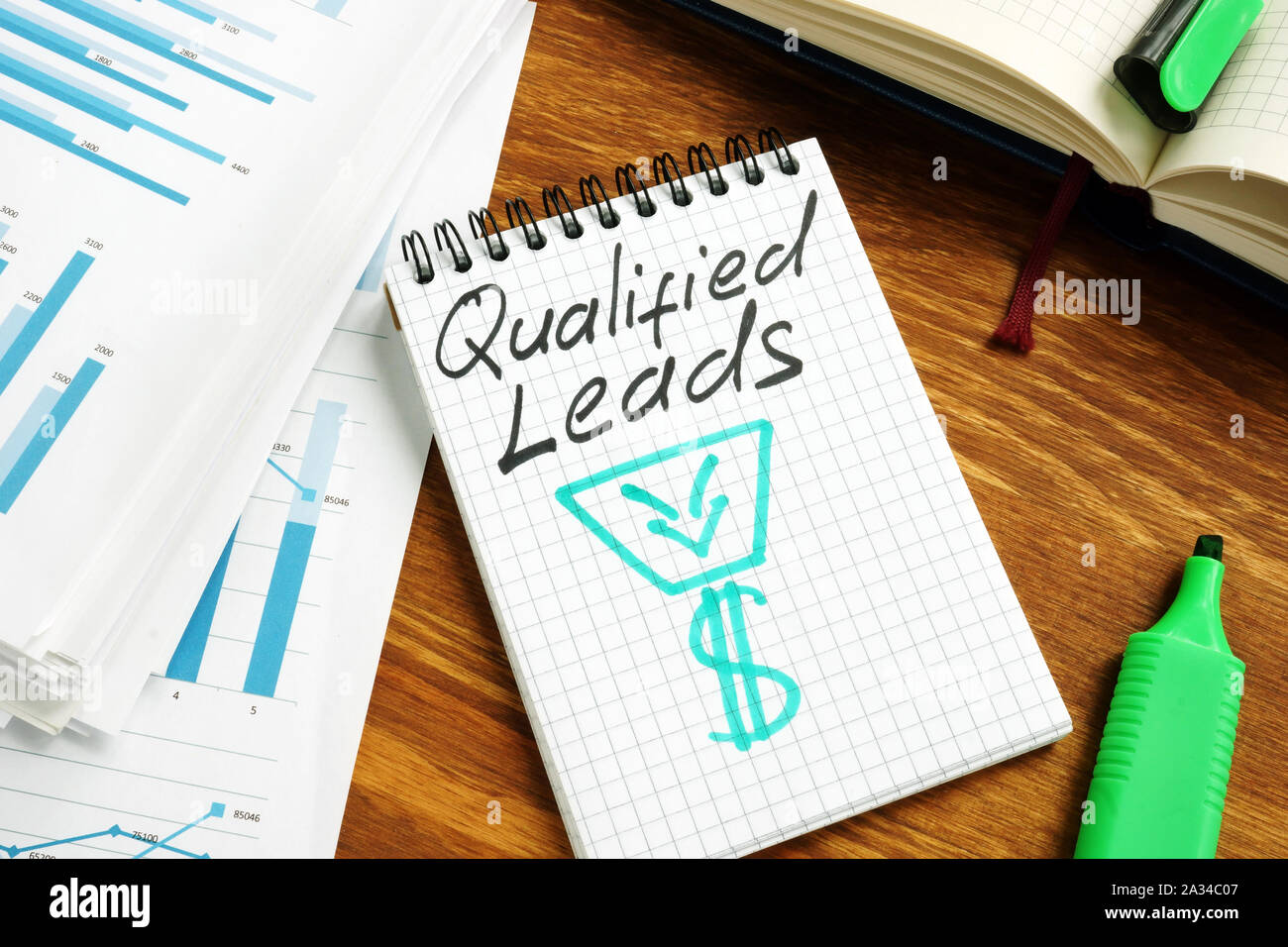 Des prospects qualifiés à la main sur une page et les papiers d'affaires. Banque D'Images