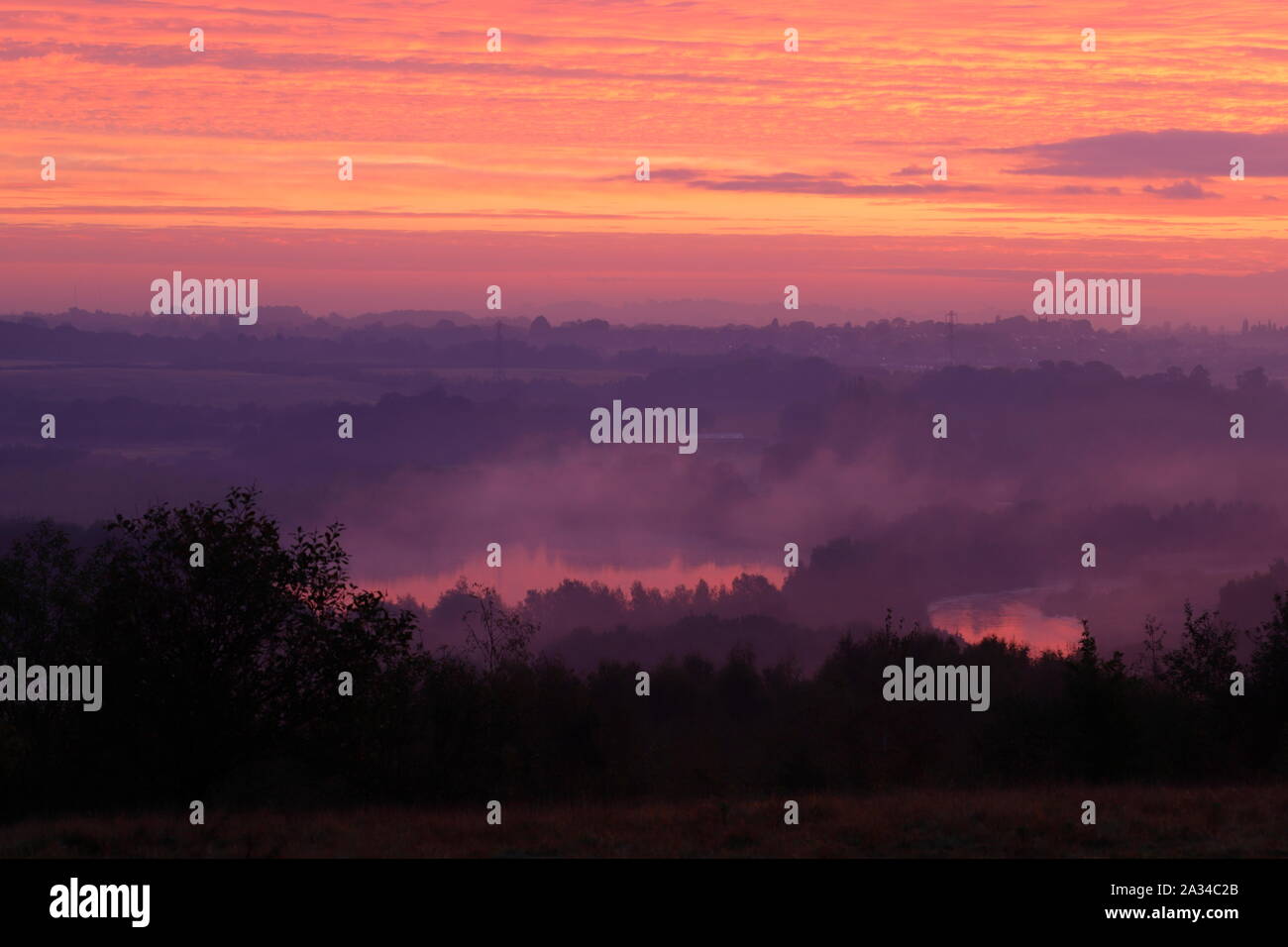 Lever du soleil sur un matin brumeux de Rothwell Country Park à Leeds Banque D'Images