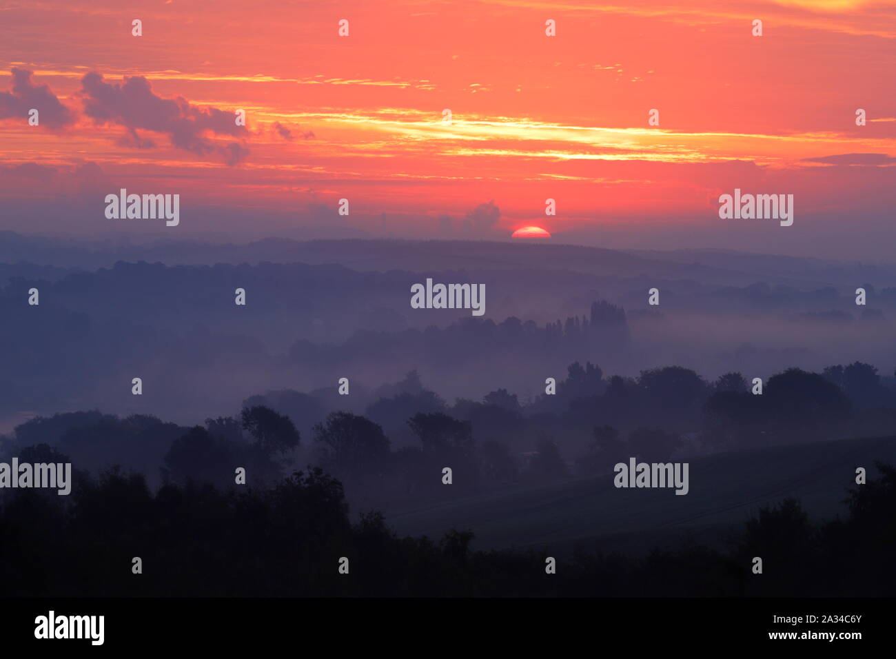 Une vue de Rothwell Country Park du soleil se levant à l'est lors d'un matin brumeux. Banque D'Images