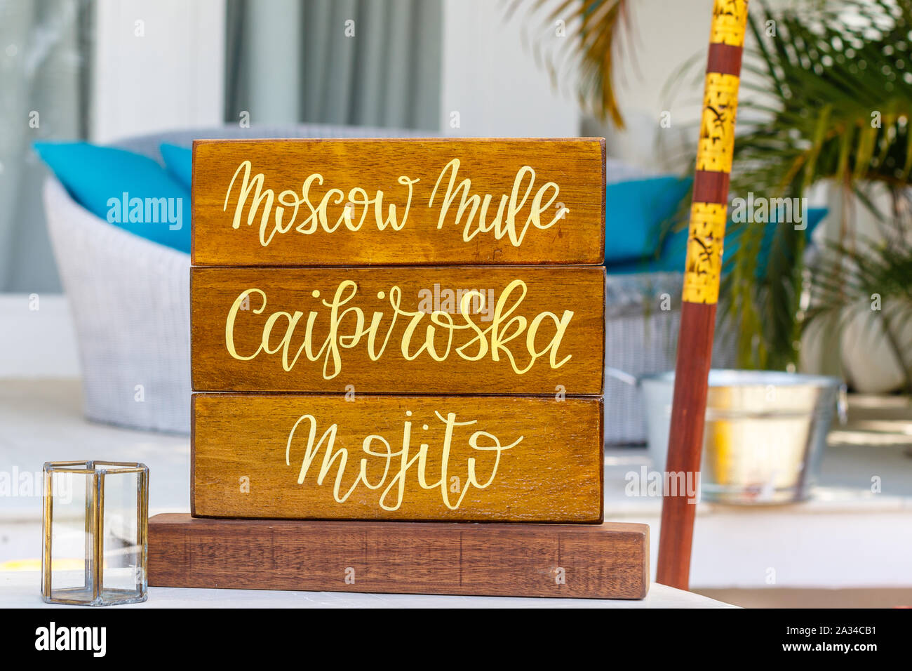 Cocktail calligraphie bois signe pour un comptoir bar pour un mariage. Mariage à destination tropicale. Bali, Indonésie. Banque D'Images
