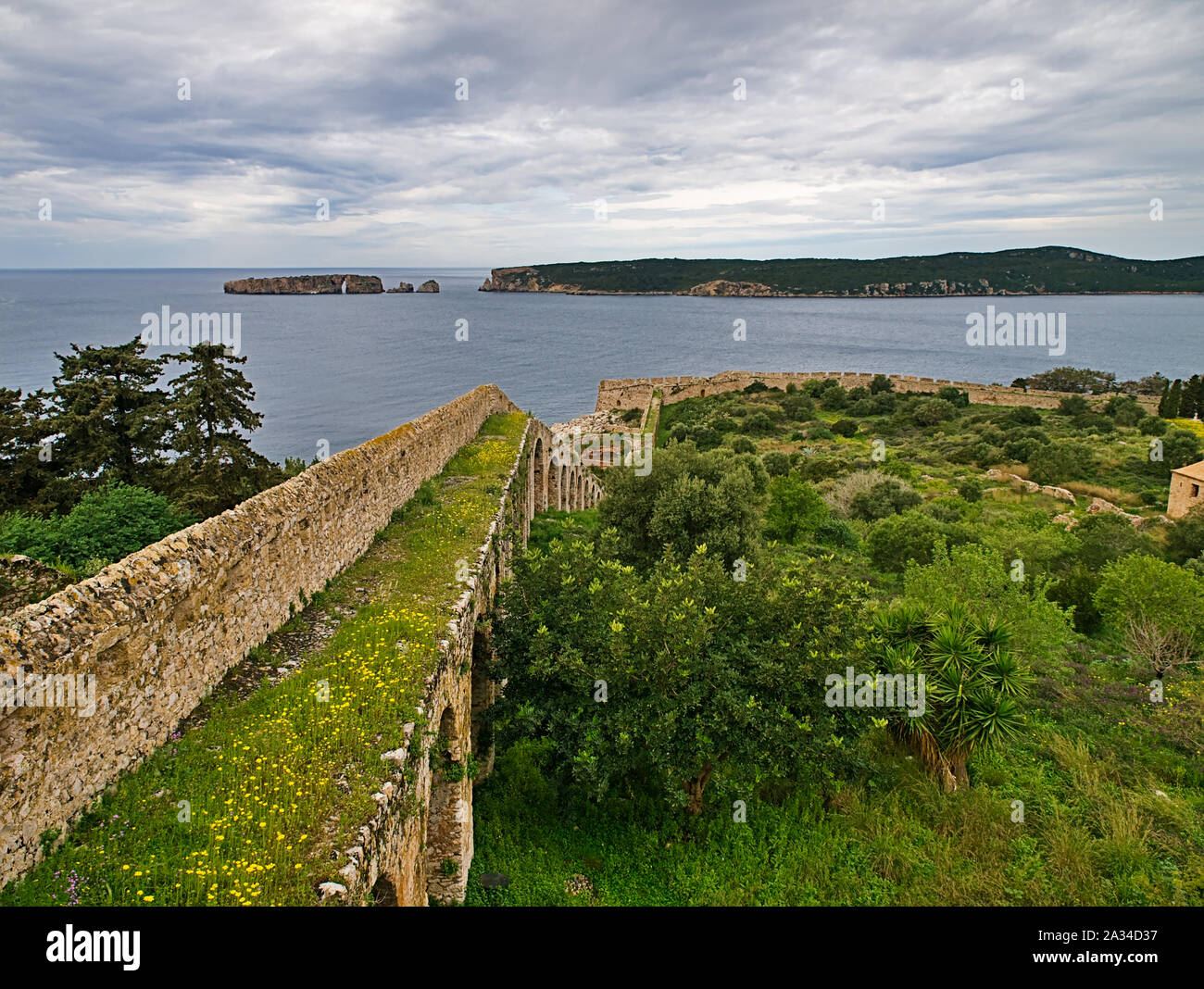 Vue de l'enceinte du château de mer et îles sous ciel nuageux spectaculaires. Navarin, Péloponnèse, Grèce. Banque D'Images