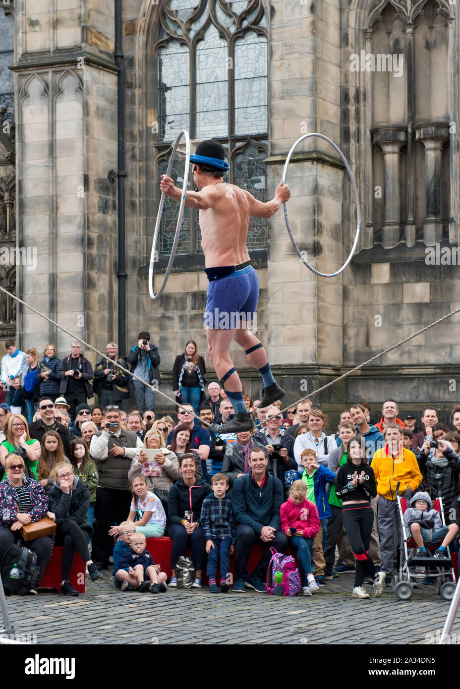 Au cours de l'artiste funambule Street Edinburgh Fringe Festival. Banque D'Images