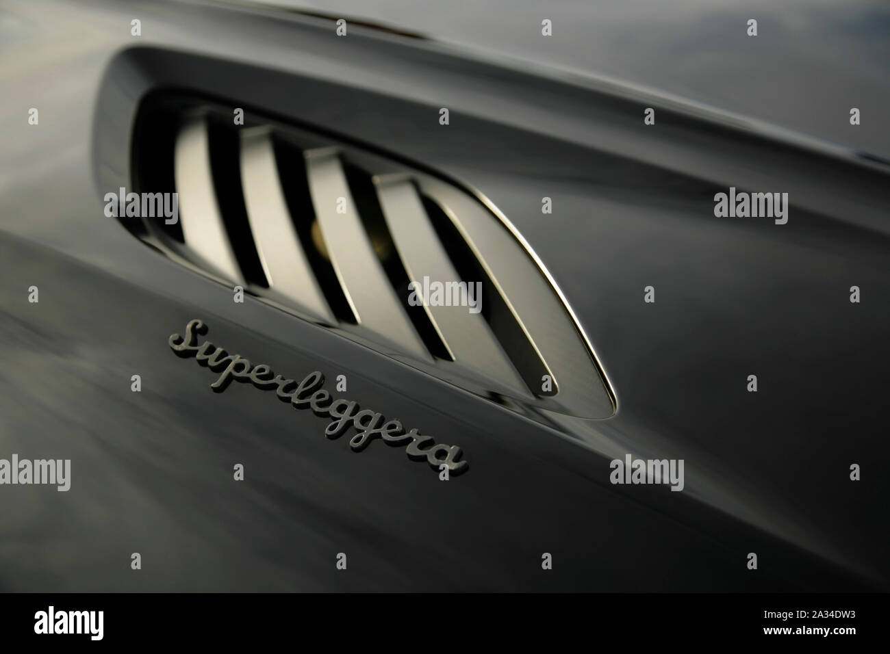 Superleggera insigne et d'aération de capot sur l'Aston Martin DBS Superleggera sportscar. Banque D'Images