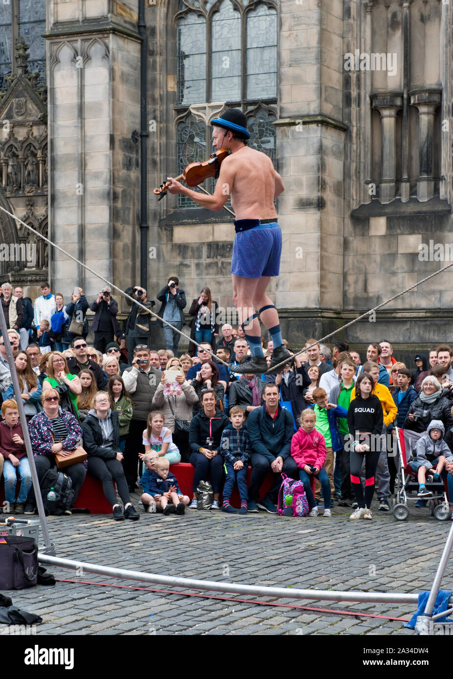 Au cours de l'artiste funambule Street Edinburgh Fringe Festival. Banque D'Images