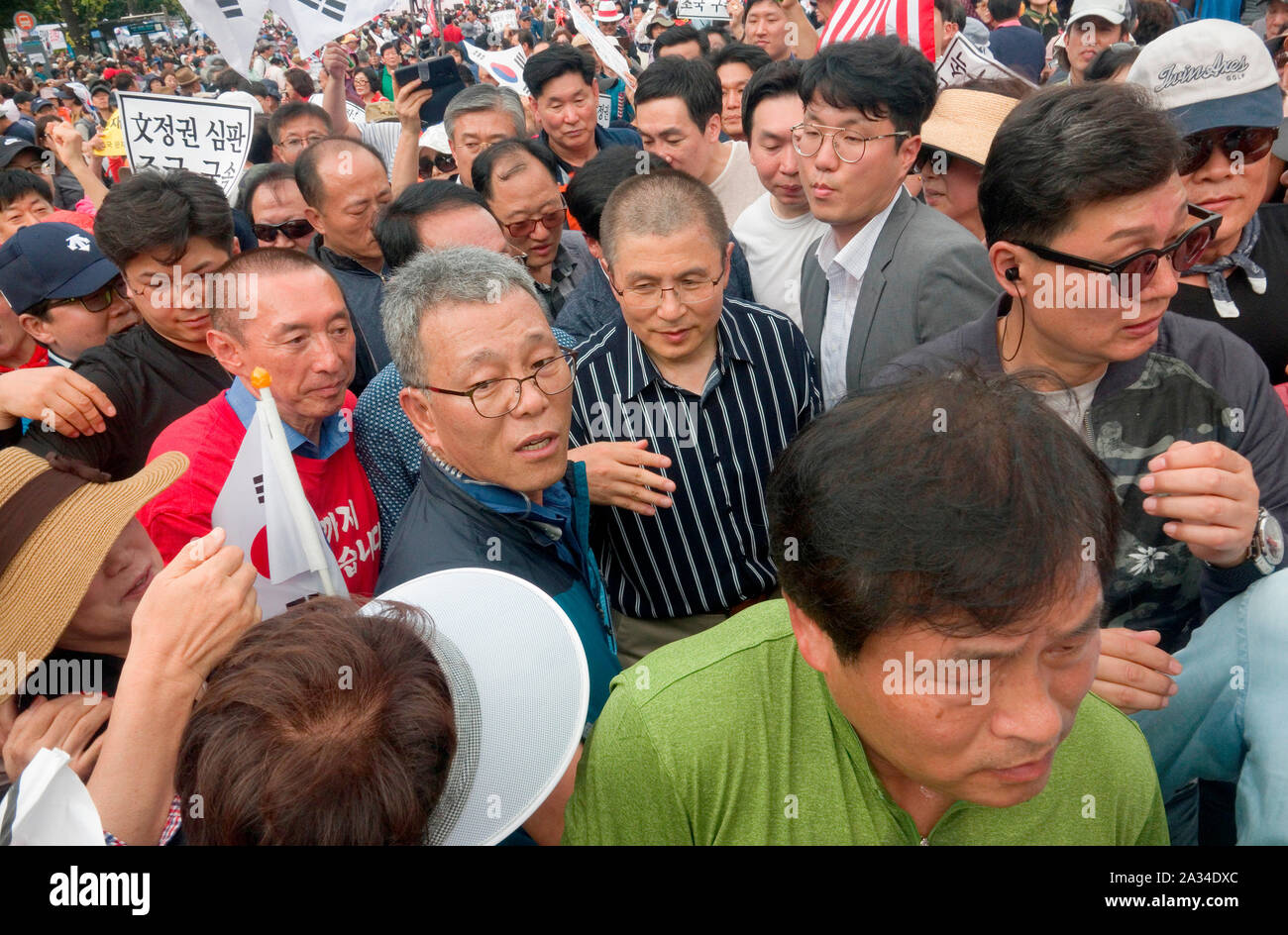 Rassemblement des conservateurs, le 3 octobre 2019 : Corée du Sud de la principale opposition Liberté Corée Partie (LKP) président Hwang Kyo-Ahn (C) lors d'un rassemblement organisé par le LKP, notre parti républicain et le Conseil chrétien de Corée (CCK) à Séoul, en Corée du Sud. Des centaines de milliers de conservateurs sud-coréens ont organisé un rassemblement pour exiger la Lune Jae-In Président de limoger le Ministre de la Justice, Cho Kuk. Les procureurs ont fait enquête sur les allégations contre la famille de Cho qui étaient le plus souvent soulevées par les partis d'opposition et certains bureaux de presse. Credit : Lee Jae-Won/AFLO/Alamy Live News Banque D'Images