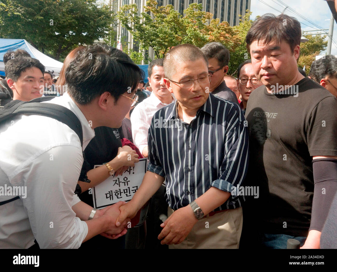 Rassemblement des conservateurs, le 3 octobre 2019 : Corée du Sud de la principale opposition Liberté Corée Partie (LKP) président Hwang Kyo-Ahn (C) lors d'un rassemblement organisé par le LKP, notre parti républicain et le Conseil chrétien de Corée (CCK) à Séoul, en Corée du Sud. Des centaines de milliers de conservateurs sud-coréens ont organisé un rassemblement pour exiger la Lune Jae-In Président de limoger le Ministre de la Justice, Cho Kuk. Les procureurs ont fait enquête sur les allégations contre la famille de Cho qui étaient le plus souvent soulevées par les partis d'opposition et certains bureaux de presse. Credit : Lee Jae-Won/AFLO/Alamy Live News Banque D'Images