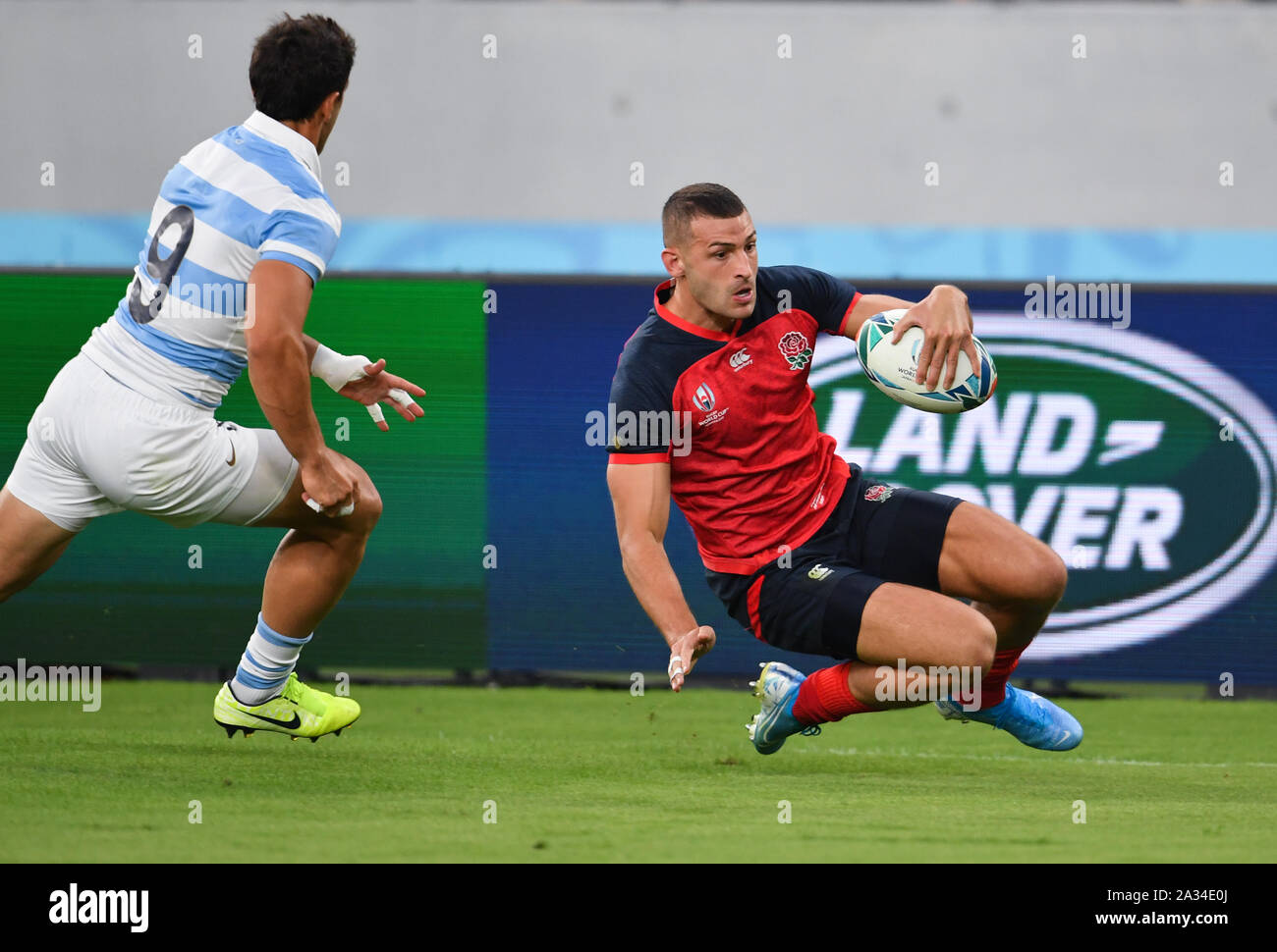 L'Angleterre Jonny peut marque son premier essai côtés durant la Coupe du Monde de Rugby 2019 Bassin C match à Tokyo Stadium. Banque D'Images