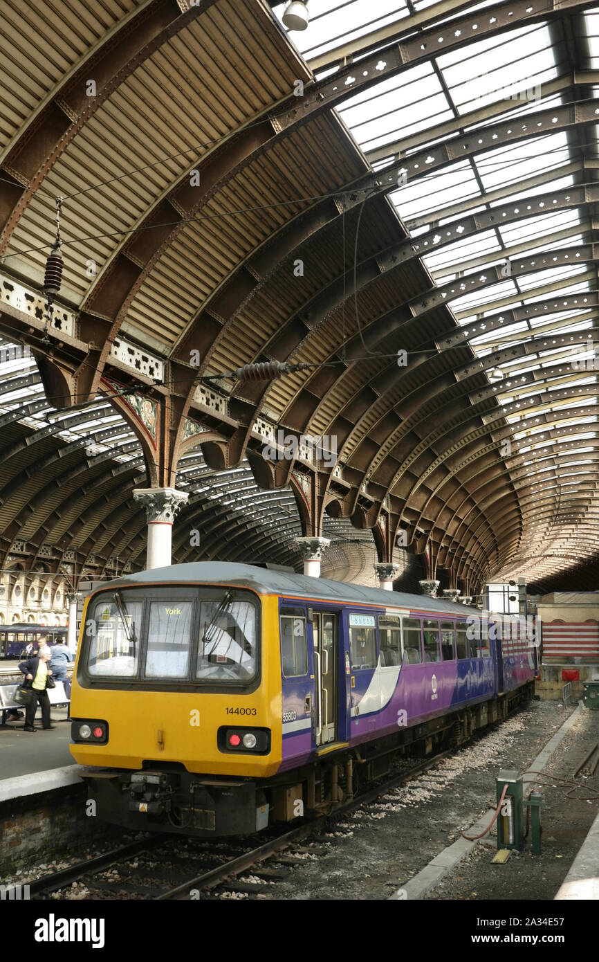 Northern rail Pacer class diesel 144 no144003 à York, Royaume-Uni. Banque D'Images