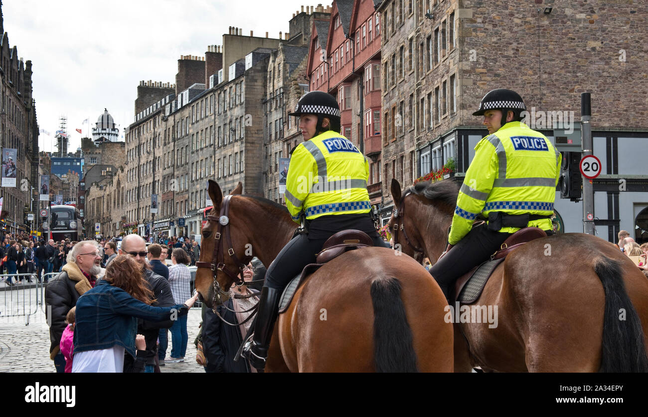 La Police à cheval dans le centre-ville d'Édimbourg. Royal Mile, vieille ville d'Édimbourg. L'Ecosse Banque D'Images
