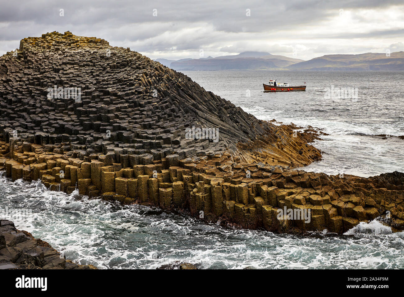 Les colonnes basaltiques hexagonales sur Staffa, Hébrides intérieures, Ecosse, Royaume-Uni Banque D'Images