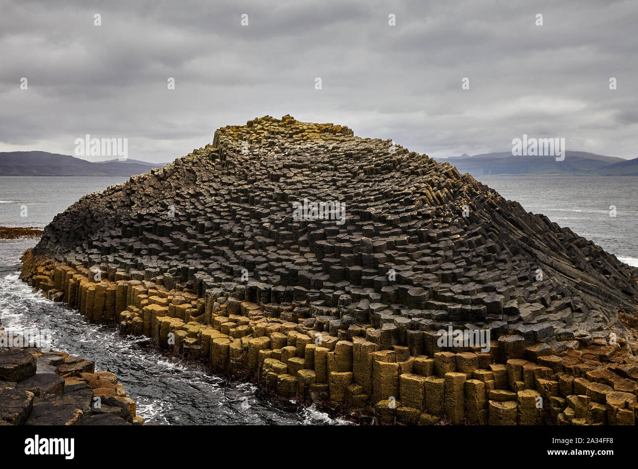 Les colonnes basaltiques hexagonales sur Staffa, Hébrides intérieures, Ecosse, Royaume-Uni Banque D'Images