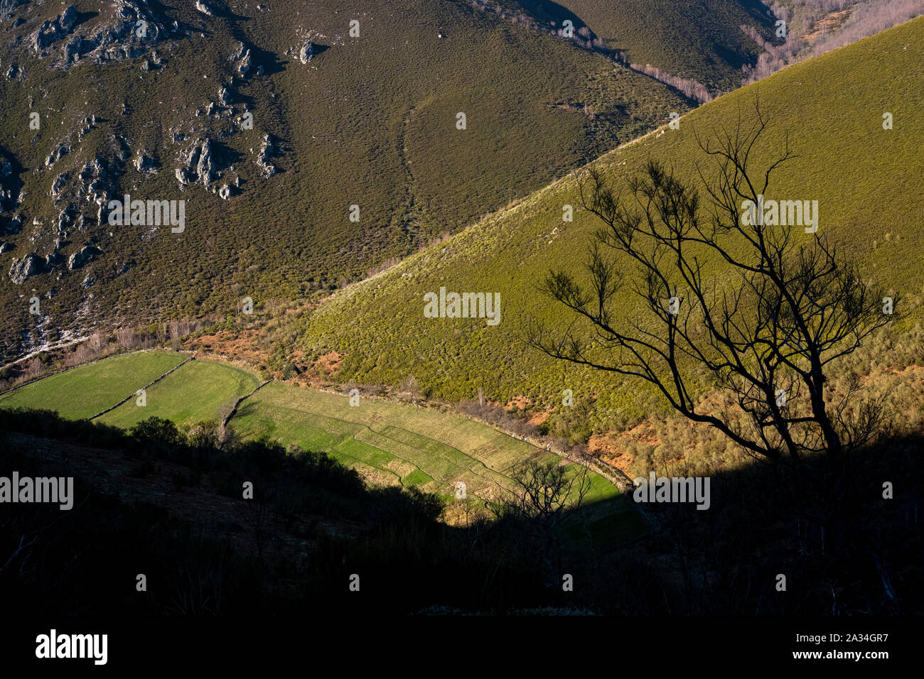 Asturias, Espagne - 21 mars 2019 : montagnes entourant Ruta del Cabril Banque D'Images