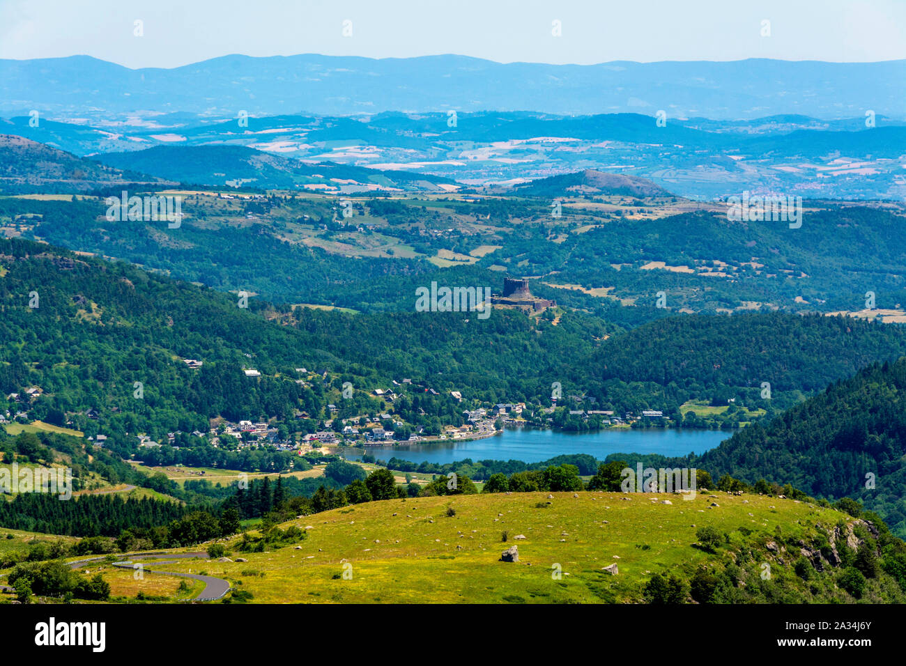 Vue sur Château Château de Murol et le Lac Chambon, le Parc Naturel Régional des Volcans d'Auvergne, Puy de Dome, Auvergne-Rhone-Alpes, France Banque D'Images