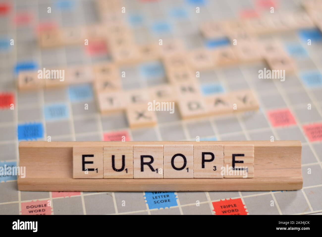 Le mot "EUROPE" en tuiles de SCRABBLE en bois sur une grille.  L'arrière-plan est une carte vintage, des problèmes de mise au point, avec  l'exemplaire de l'espace Photo Stock - Alamy