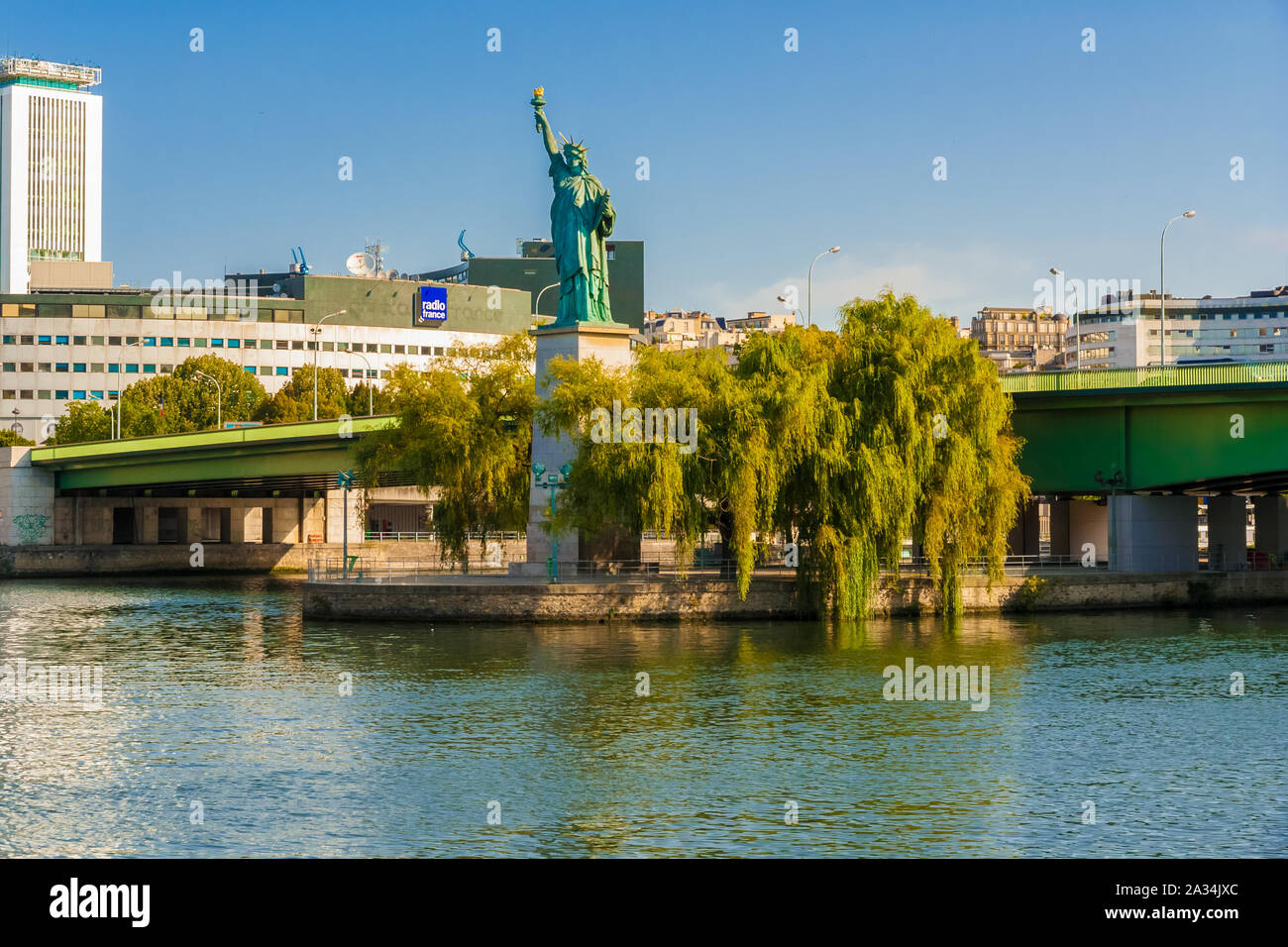Superbe vue panoramique sur la Statue de la liberté réplique entouré de saules des arbres sur l'Île aux cygnes, une petite île artificielle sur la Seine... Banque D'Images