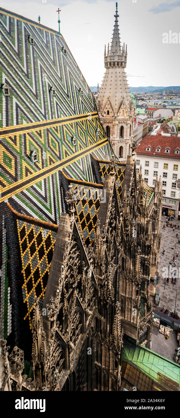 Vue urbaine avec la cathédrale St Stephen, ou église Saint Stephansdom dans le vieux centre-ville de Vienne en Autriche. Wien en Europe. Panorama, paysage urbain. Billet d Banque D'Images