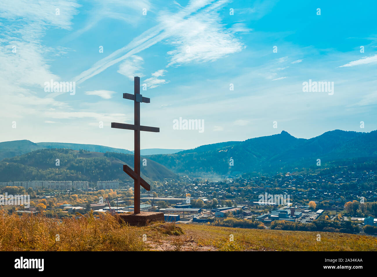 Croix de bois orthodoxe symbole de foi sur une colline contre le ciel bleu. Pèlerinage sur les lieux saints. La Russie. La Sibérie. Krasnoyarsk. La structure horizontale. Copie Banque D'Images