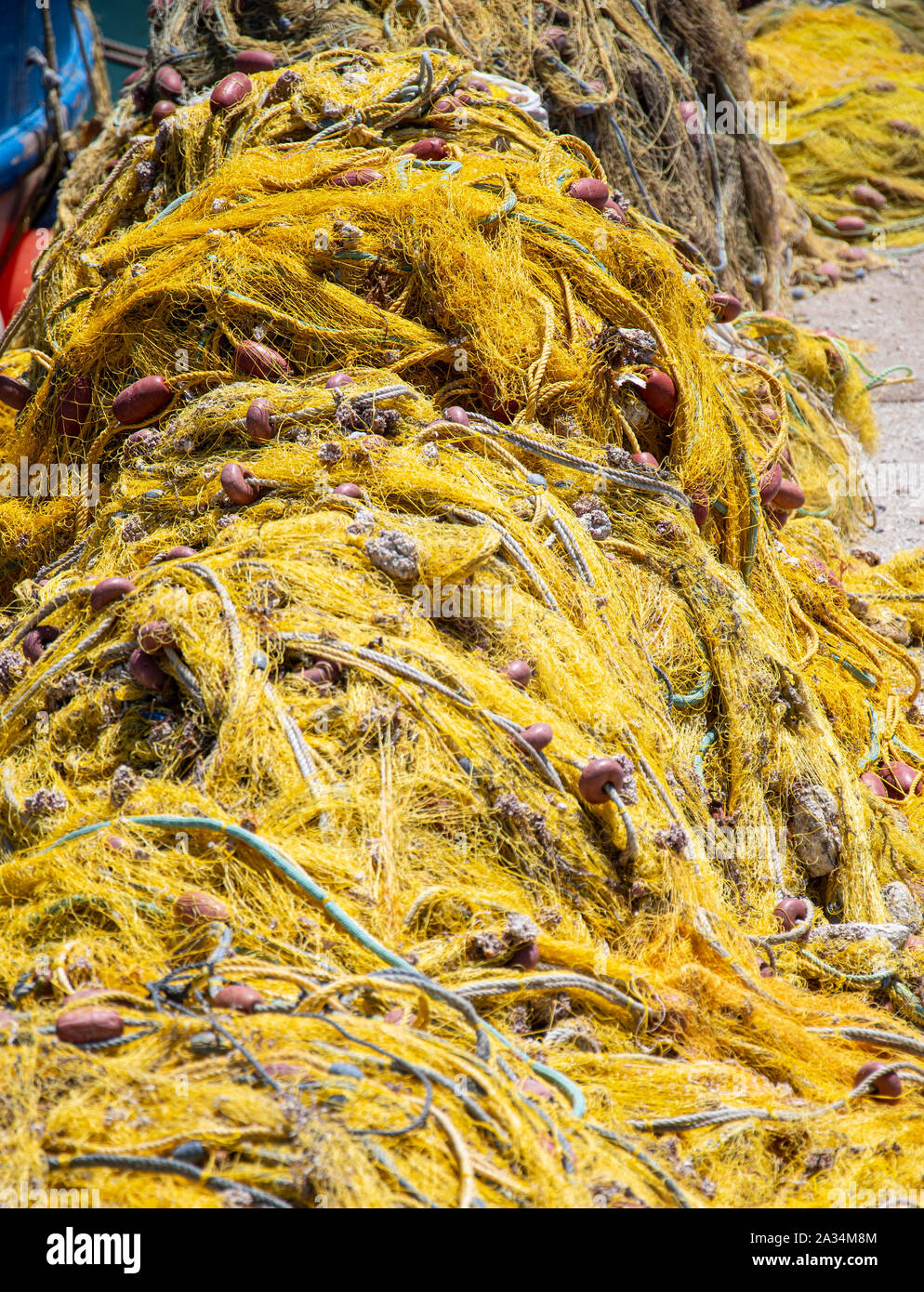 Un gros tas de deep sea chalutier de pêcheurs sur le port net d'Vilchada sur Santorini Banque D'Images