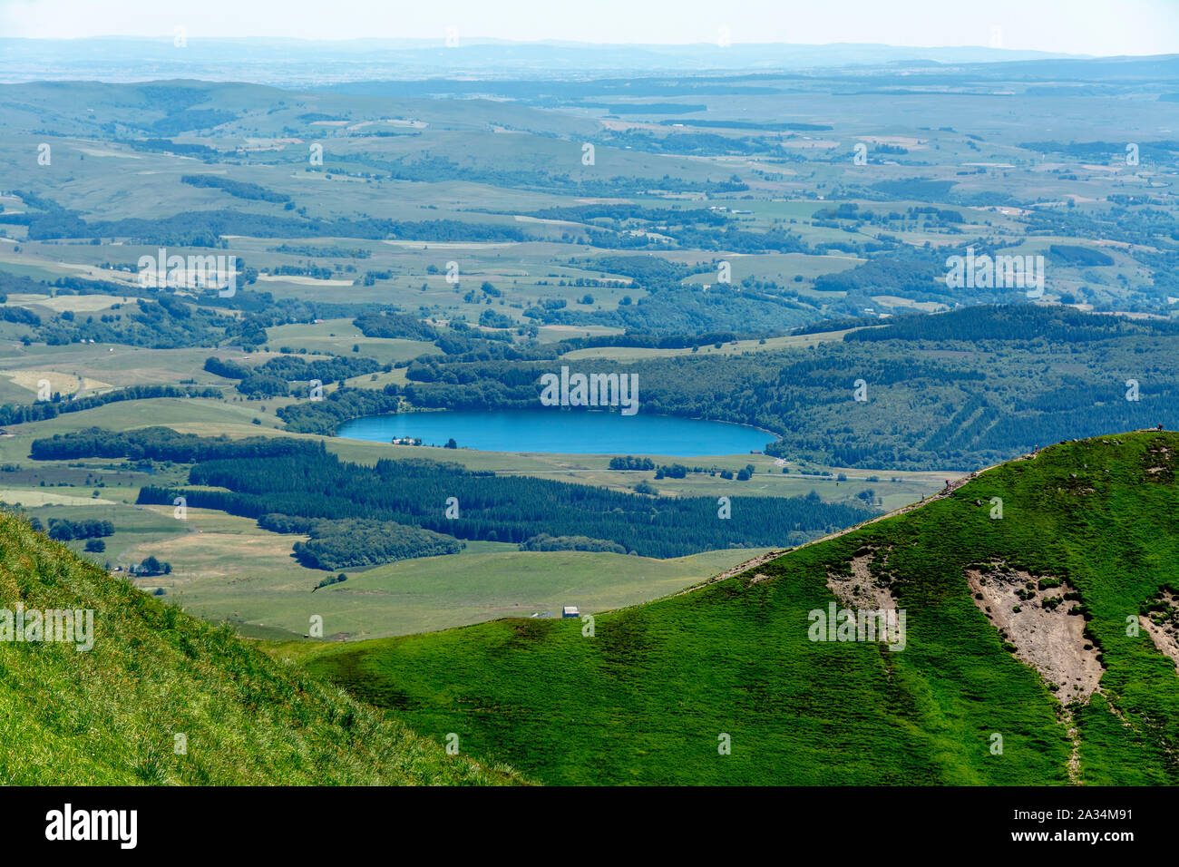 Vue sur le lac Chauvet, Parc Naturel Régional des Volcans d'Auvergne, Puy de Dome, Auvergne-Rhone-Alpes, France Banque D'Images