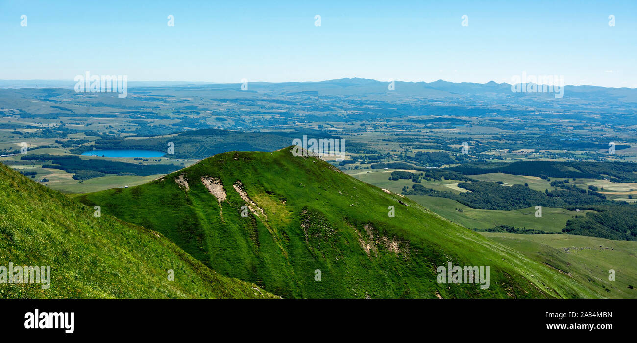 Vue sur le lac Chauvet, Parc Naturel Régional des Volcans d'Auvergne, Puy de Dome, Auvergne-Rhone-Alpes, France Banque D'Images