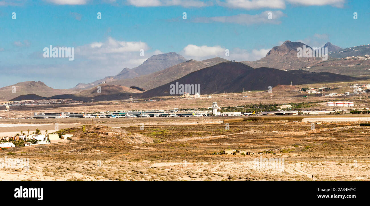 Vue de l'aéroport international de Tenerife Sud et de montagnes de la réserve naturelle du mont Roja, îles de Canaries, Espagne Banque D'Images