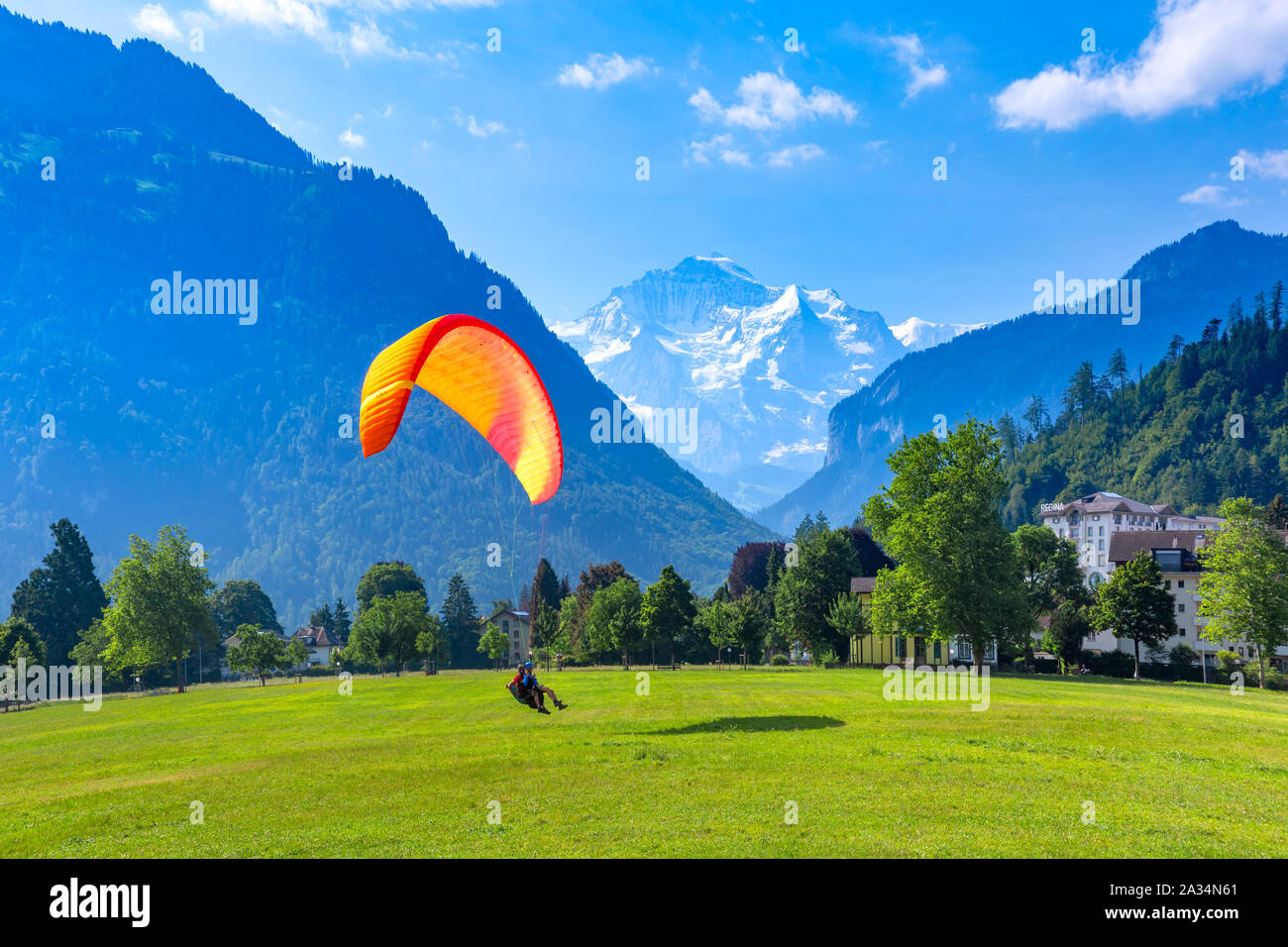 Parapente à Interlaken, Suisse Banque D'Images