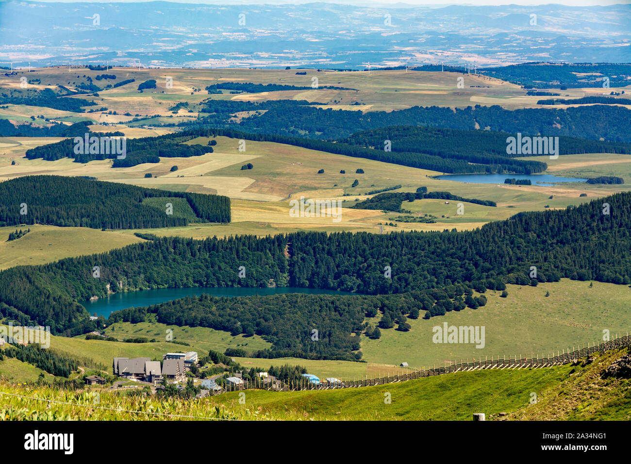 Vue sur le lac Pavin et le lac Bourdouze , Parc naturel régional des volcans d'Auvergne, Puy de Dome, Auvergne-Rhône-Alpes, France Banque D'Images