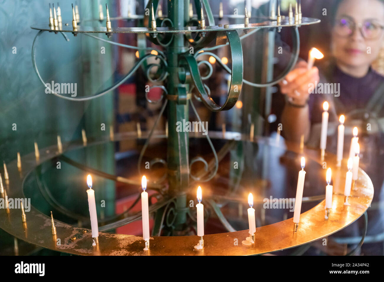 Tokyo, Japon - 30 octobre 2018 : Cérémonie de l'allumage des bougies à l'- Senso ji temple bouddhiste, Tokyo, Japon Banque D'Images