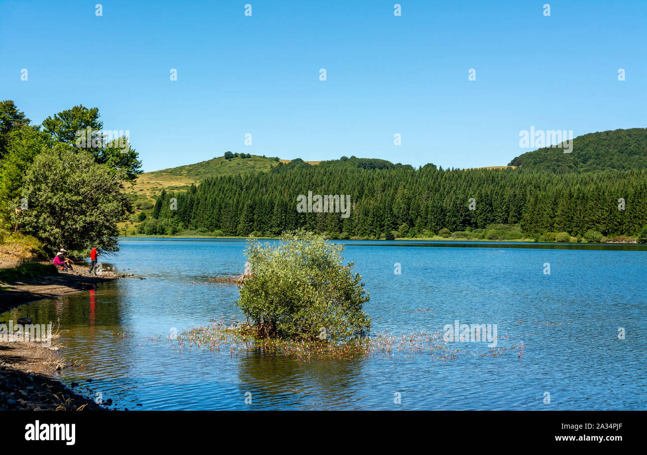 Le lac de Montcineyre situé dans le Parc Naturel Régional des Volcans d'Auvergne, Puy de Dome, Auvergne-Rhone-Alpes, France Banque D'Images