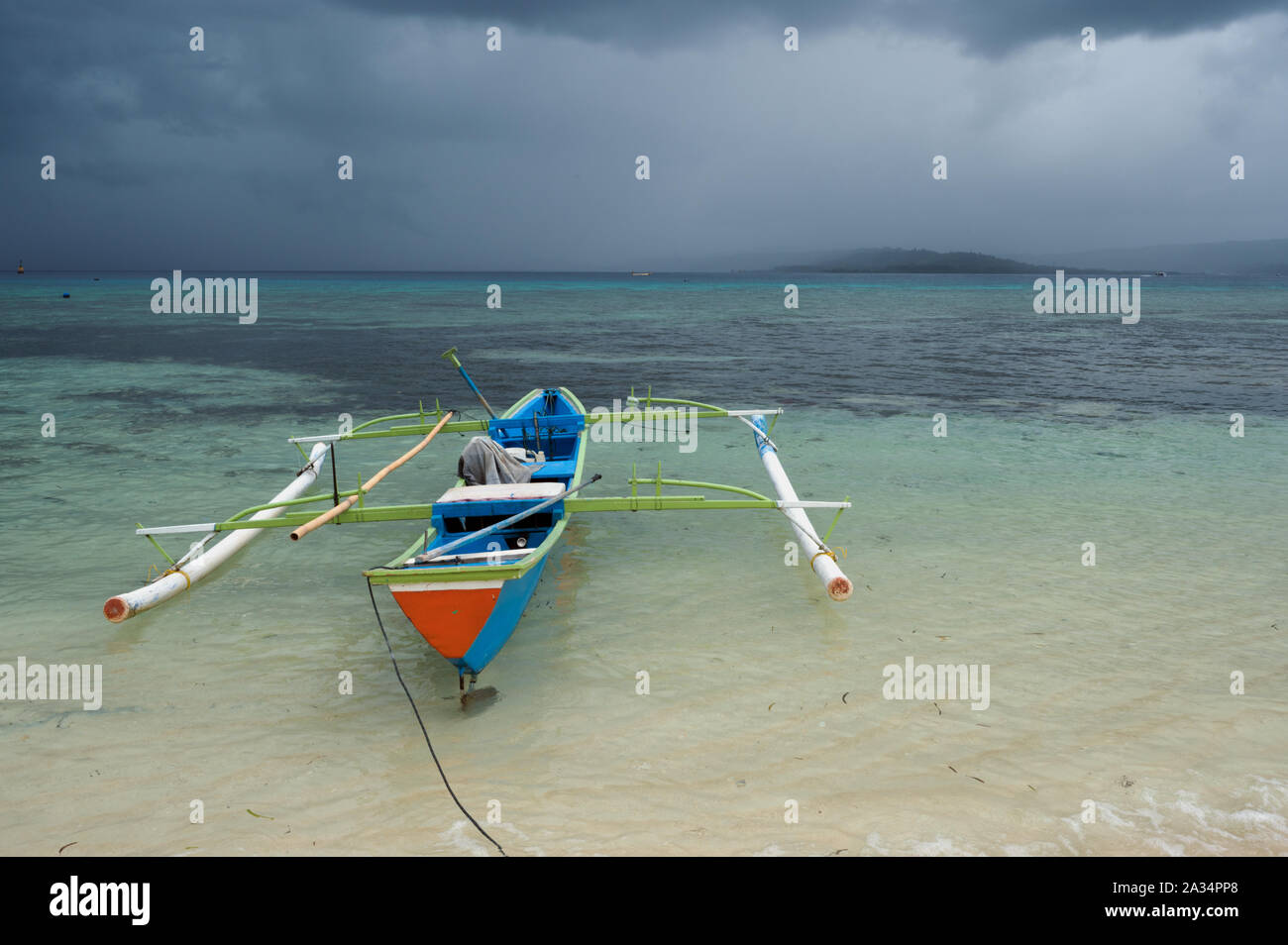Pirogue sous la pluie tropical storm, l'île de Sulawesi, Indonésie Gangga. Banque D'Images