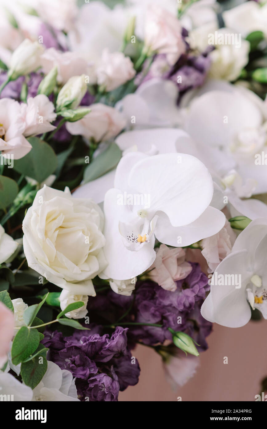 La table de mariage les mariés est décoré avec des roses blanches et des orchidées. Fond floral élégant Banque D'Images