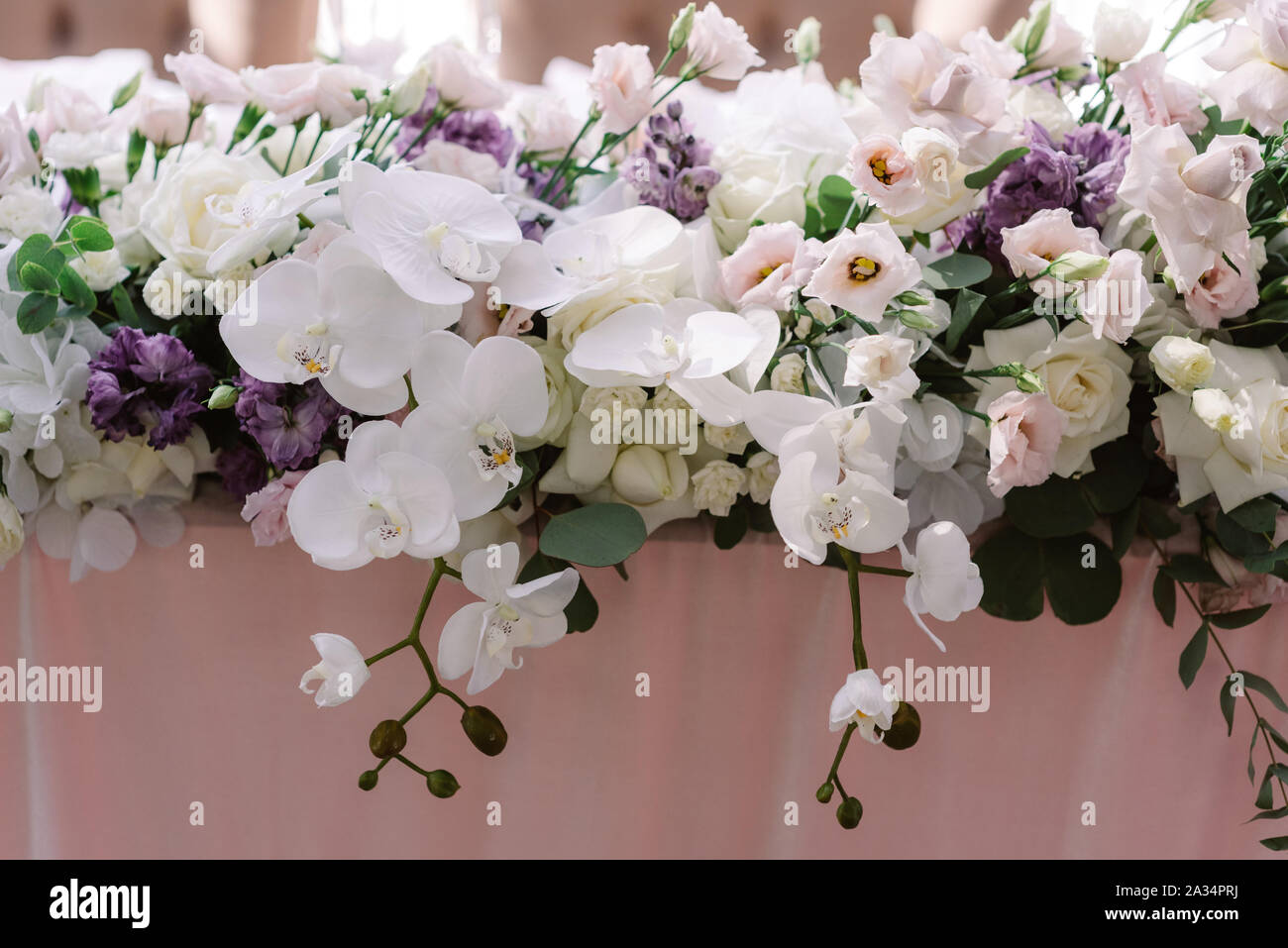 Beaucoup de fleurs fraîches de luxe sur le marié et mariée mariage de table. La floristique élégant à un mariage classique Banque D'Images
