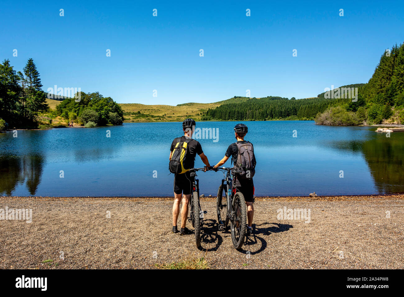 Les cyclistes à la recherche sur le lac Montcineyre situé dans le Parc Naturel Régional des Volcans d'Auvergne, Puy de Dome, Auvergne-Rhone-Alpes, France Banque D'Images