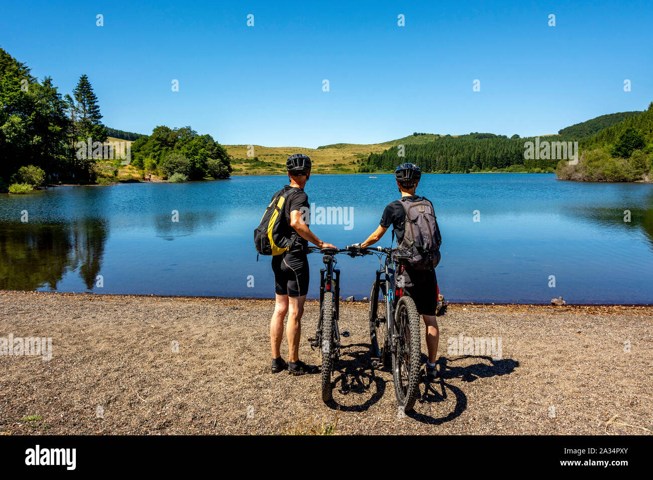 Les cyclistes à la recherche sur le lac Montcineyre situé dans le Parc Naturel Régional des Volcans d'Auvergne, Puy de Dome, Auvergne-Rhone-Alpes, France Banque D'Images