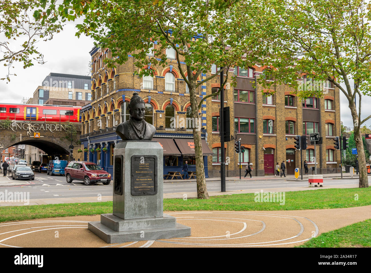 Philosophe indien Basaveshwara statue sur la rive sud de la Tamise à Lambeth, Londres, Angleterre Banque D'Images