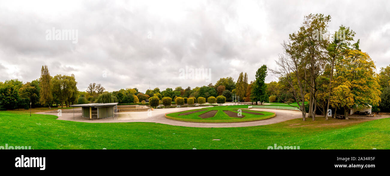 Vue panoramique de Battersea Park près de plateau Terrasse kiosque et toilettes publiques, Londres, Angleterre Banque D'Images