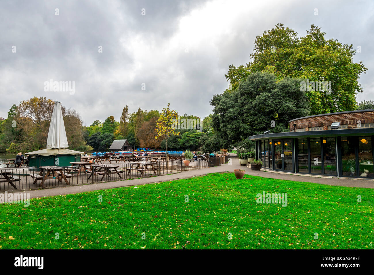 Une vue de Pear Tree cafe et coin salon extérieur dans Battersea Park, Londres, Royaume-Uni Banque D'Images