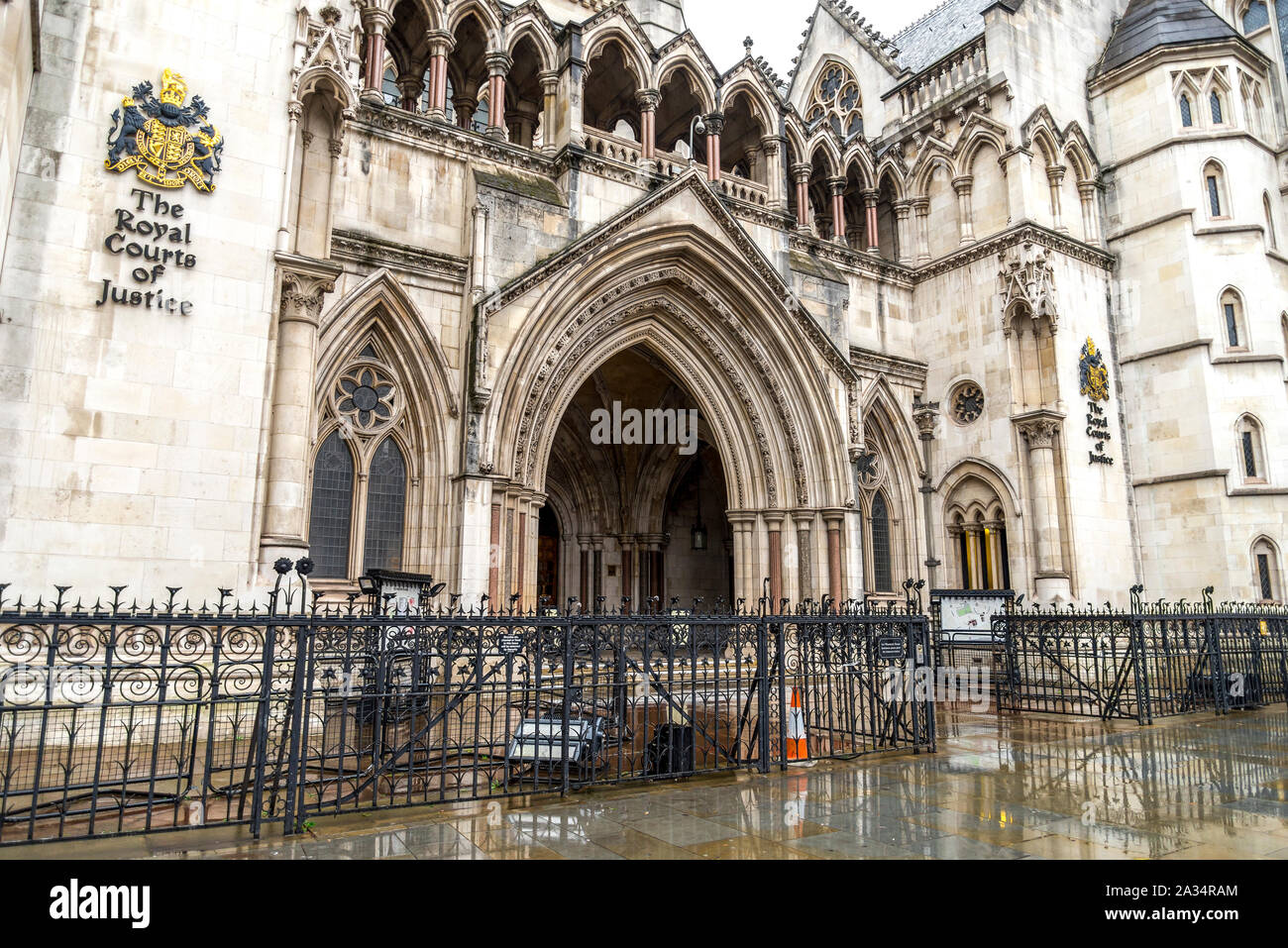 Entrée de la Royal Courts of Justice qui chambre haute cour et la Cour d'appel, Londres, Royaume-Uni Banque D'Images
