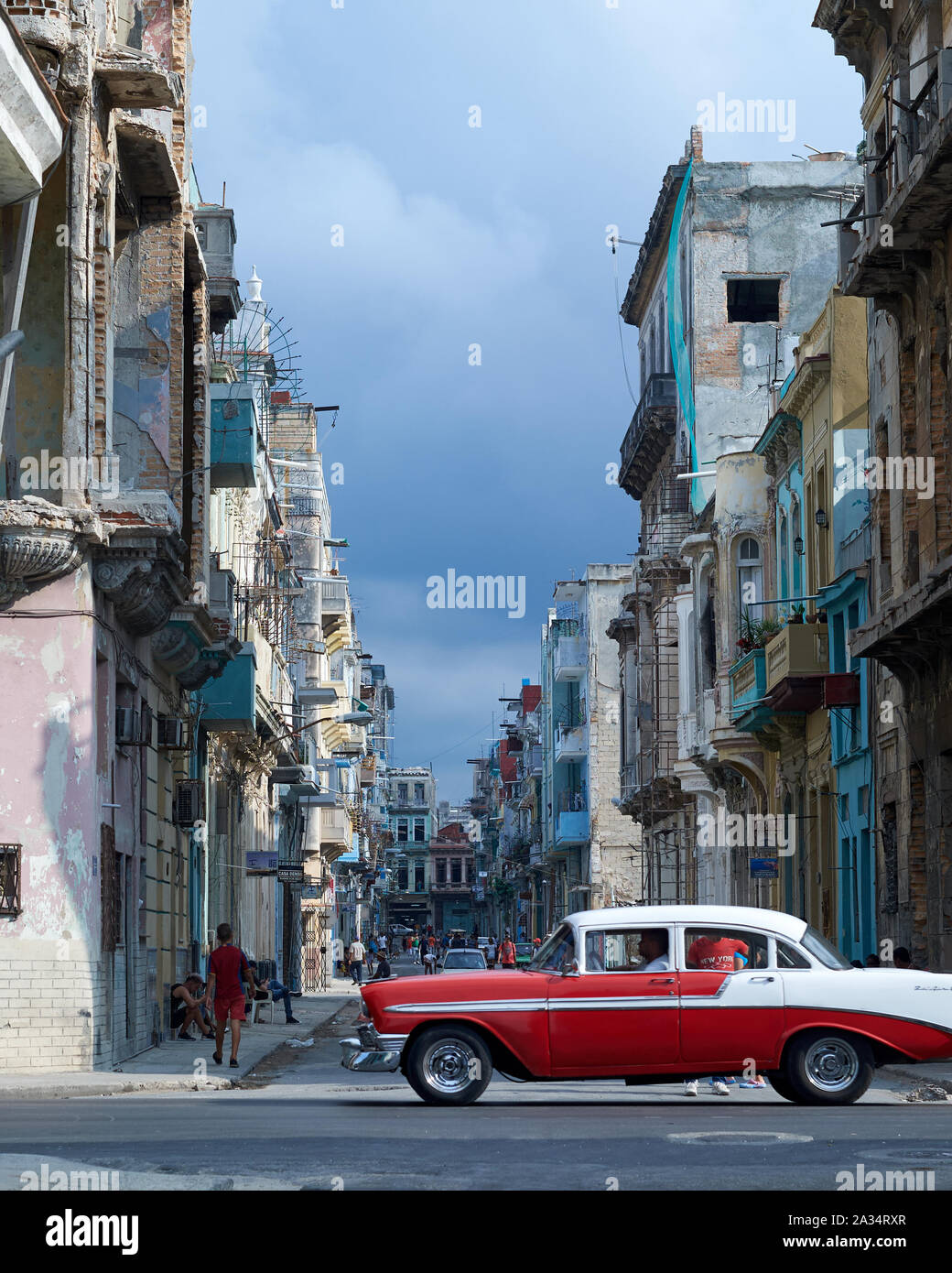 Voitures anciennes dans les rues de La Havane, Cuba Banque D'Images